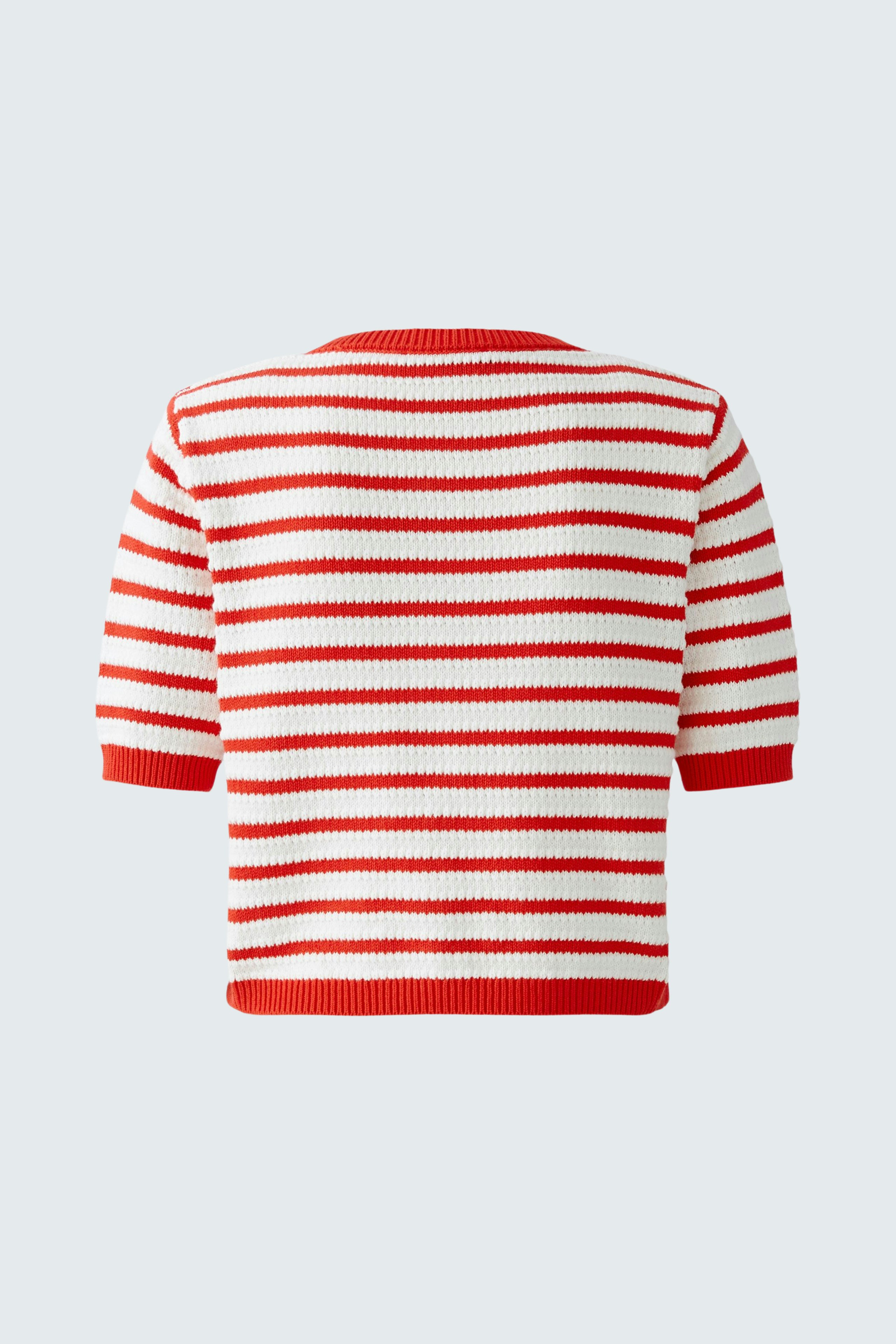 Klassische Damen-Strickjacke in rot-weiß gestreift, lässig und bequem.