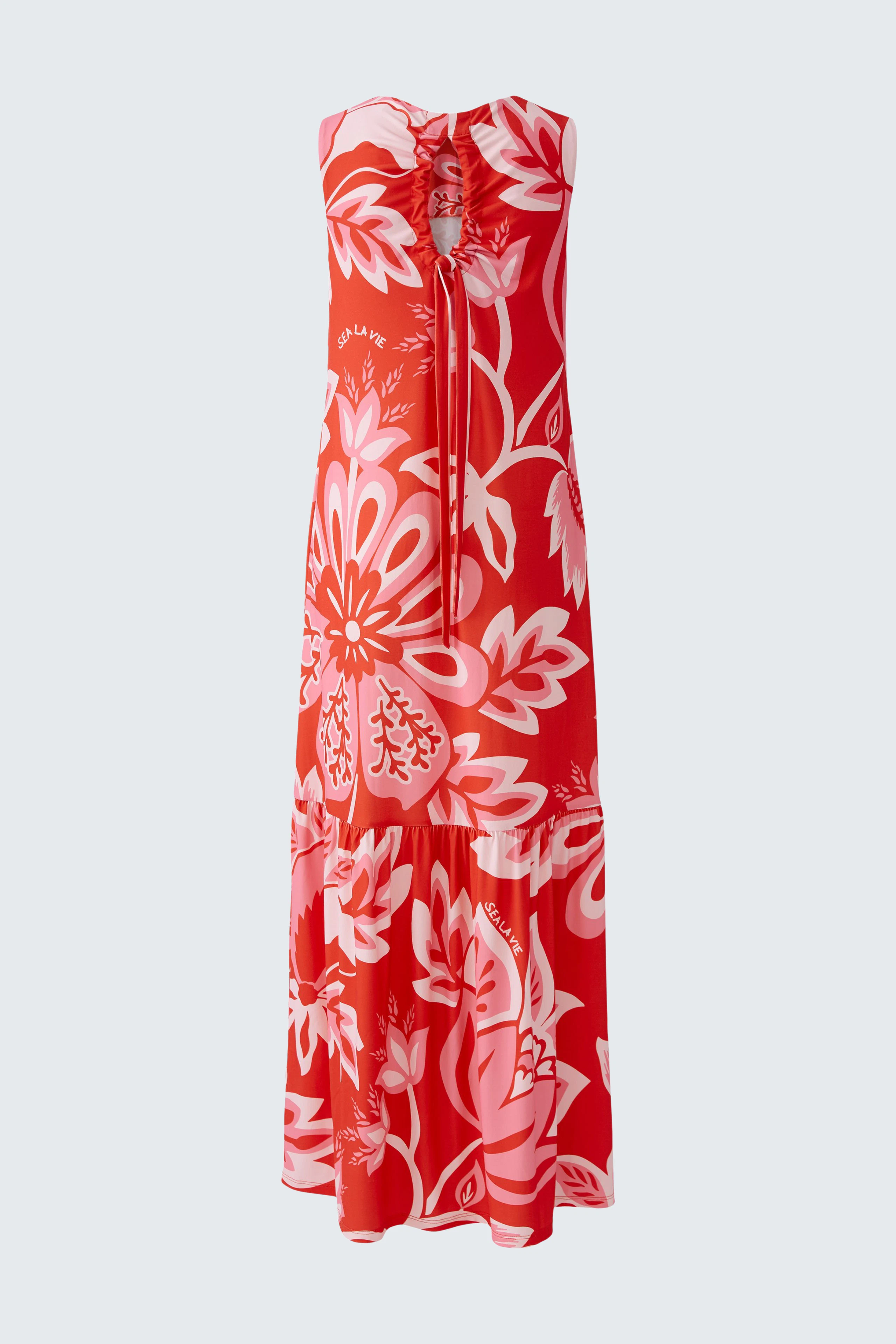 Langes Damen-Kleid in leuchtendem Rot mit floralem Muster, ideal für den Sommer.