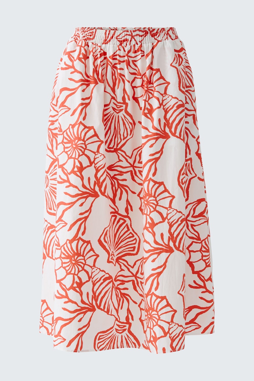 Maxirock in A-Linie: langer Rock mit floralen Motiven in Rot und Weiß.