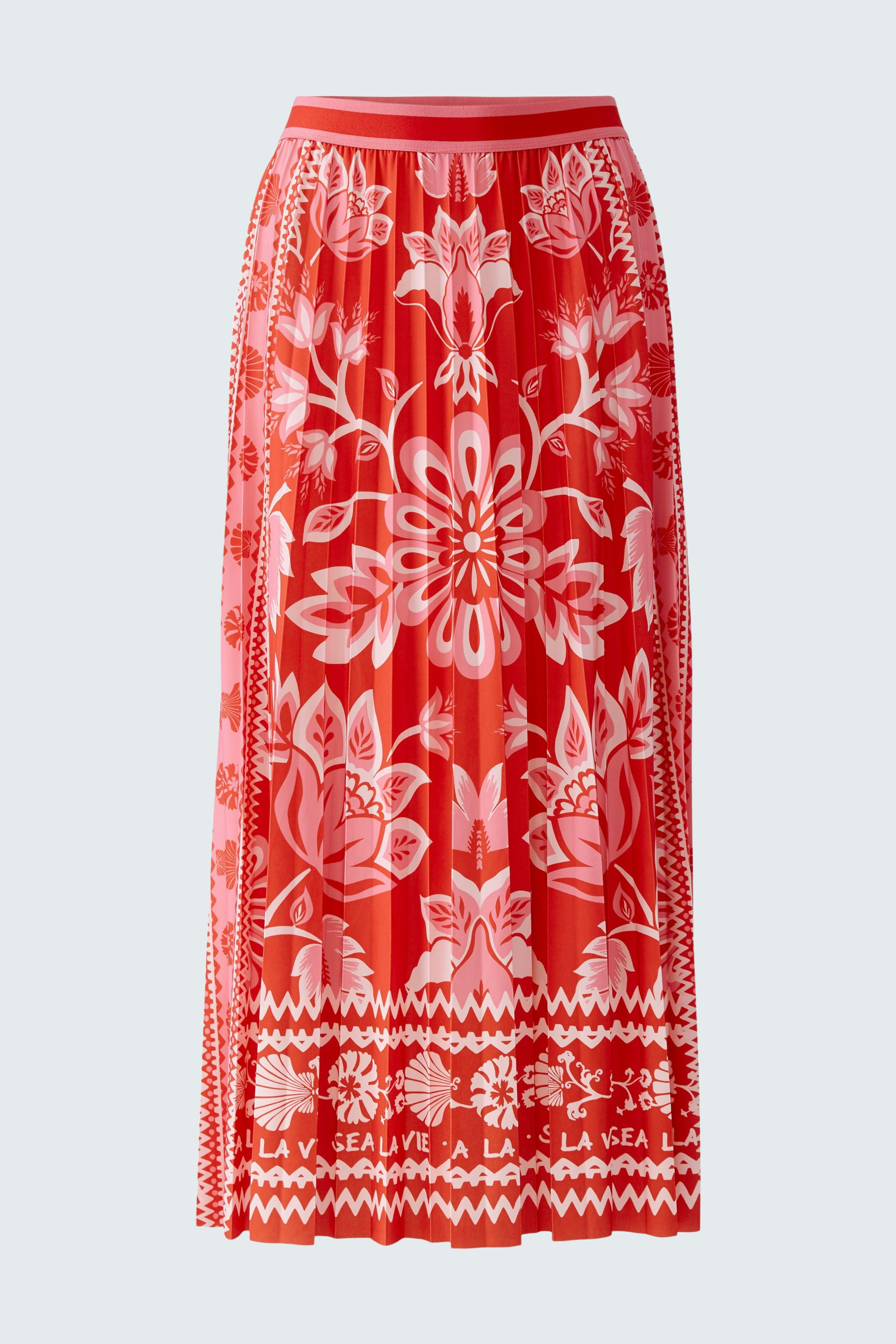 Luftiger Plisseerock in Rot mit floralem Muster, ideal für den Sommer.