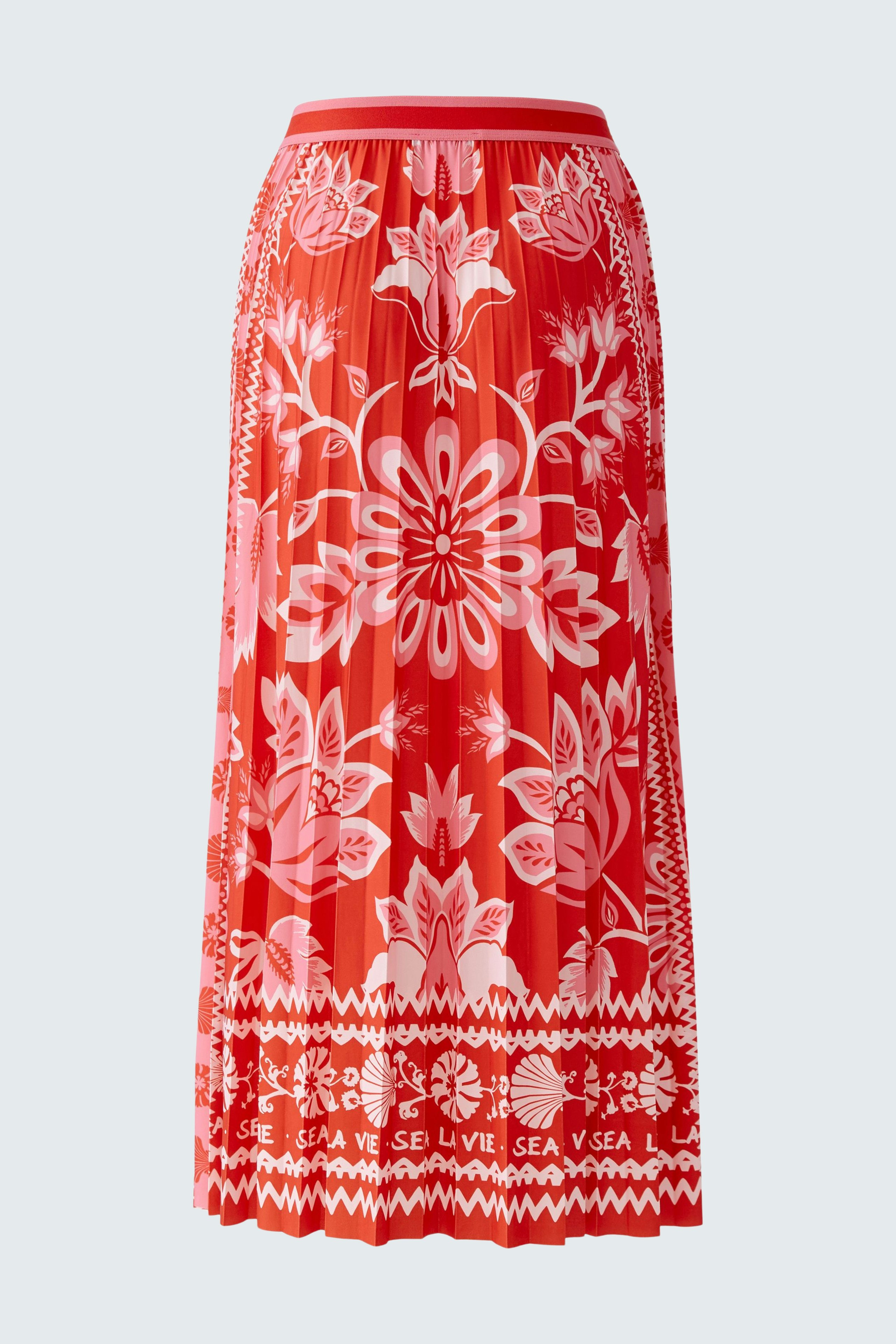 Bunter Plisseerock: Langer Rock mit floralen Mustern in Rot und Weiß, ideal für den Sommer.