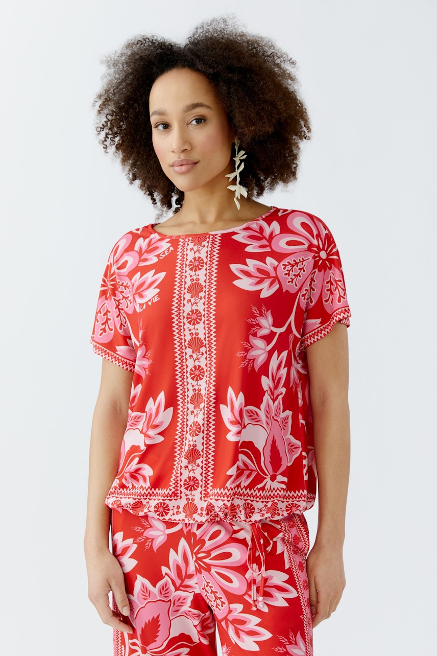 Helles Damen-T-Shirt mit floralem Muster, lässig geschnitten, perfekt für den Sommer.