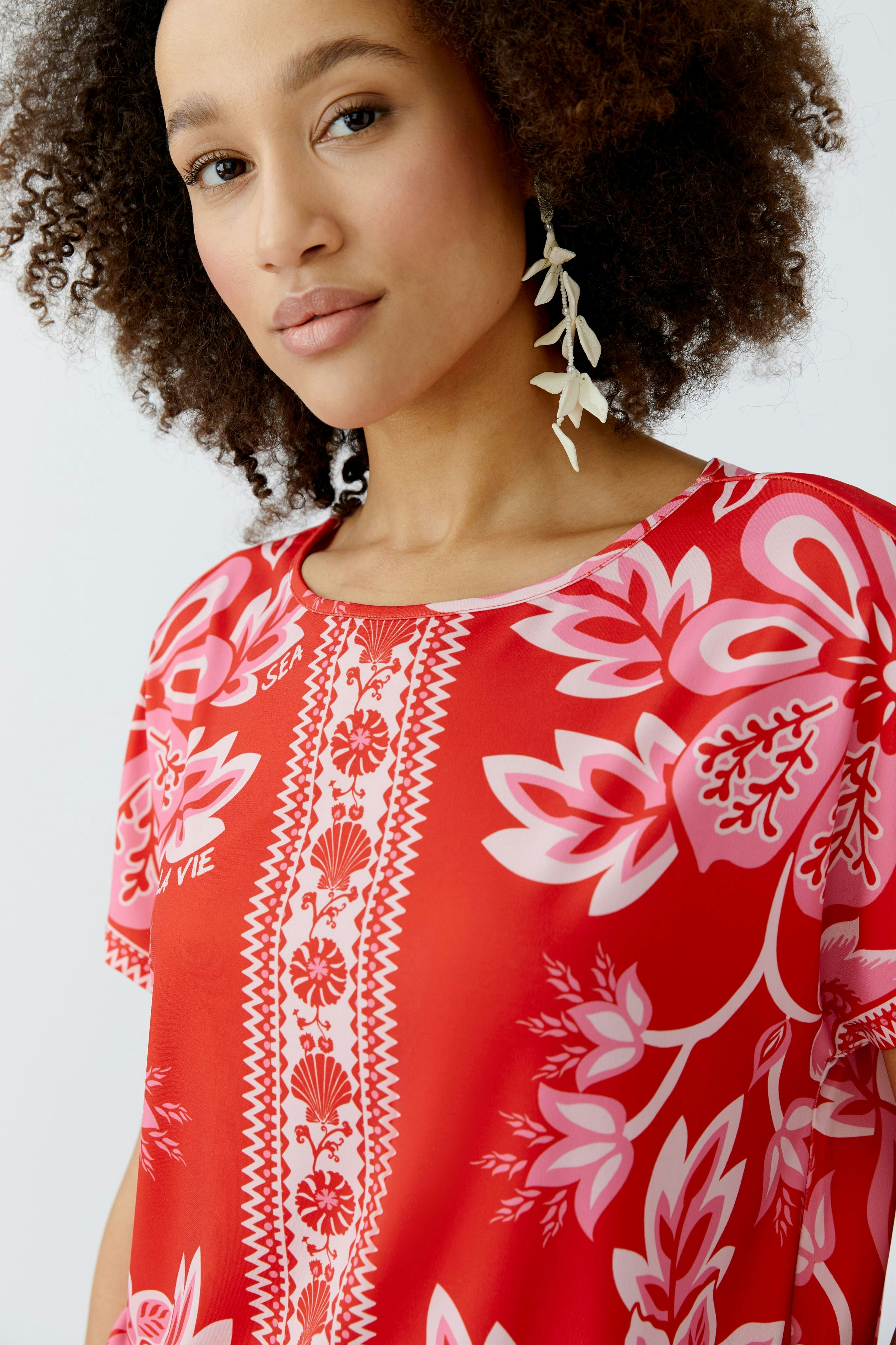 Helles Damen-T-Shirt mit floralem Muster, lässig geschnitten, ideal für den Alltag.