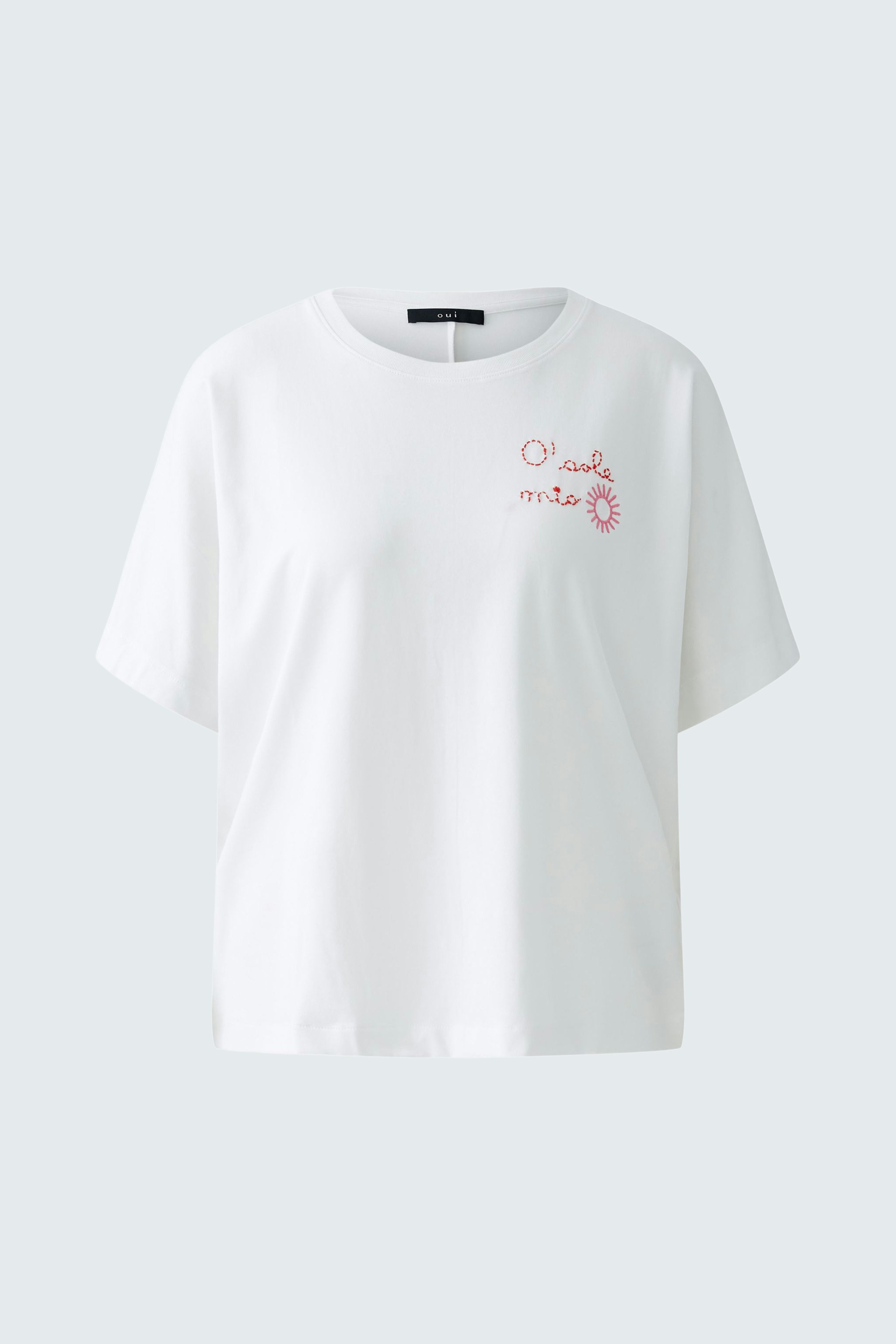 Damen-T-Shirt: weißes Shirt mit rotem Schriftzug und lässigem Schnitt.