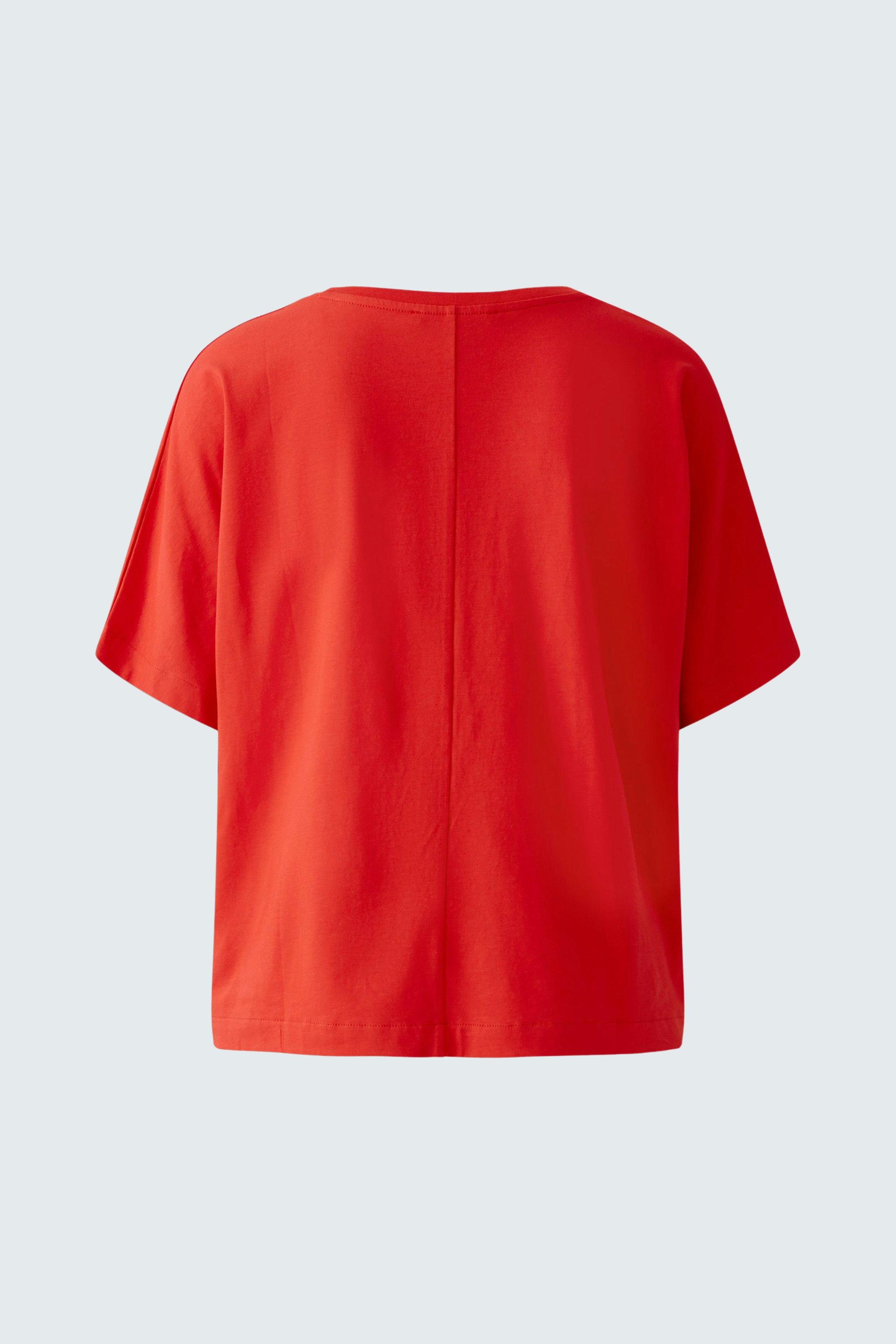 Casual women's top: Bright red short-sleeve shirt with a relaxed fit, perfect for everyday wear.
