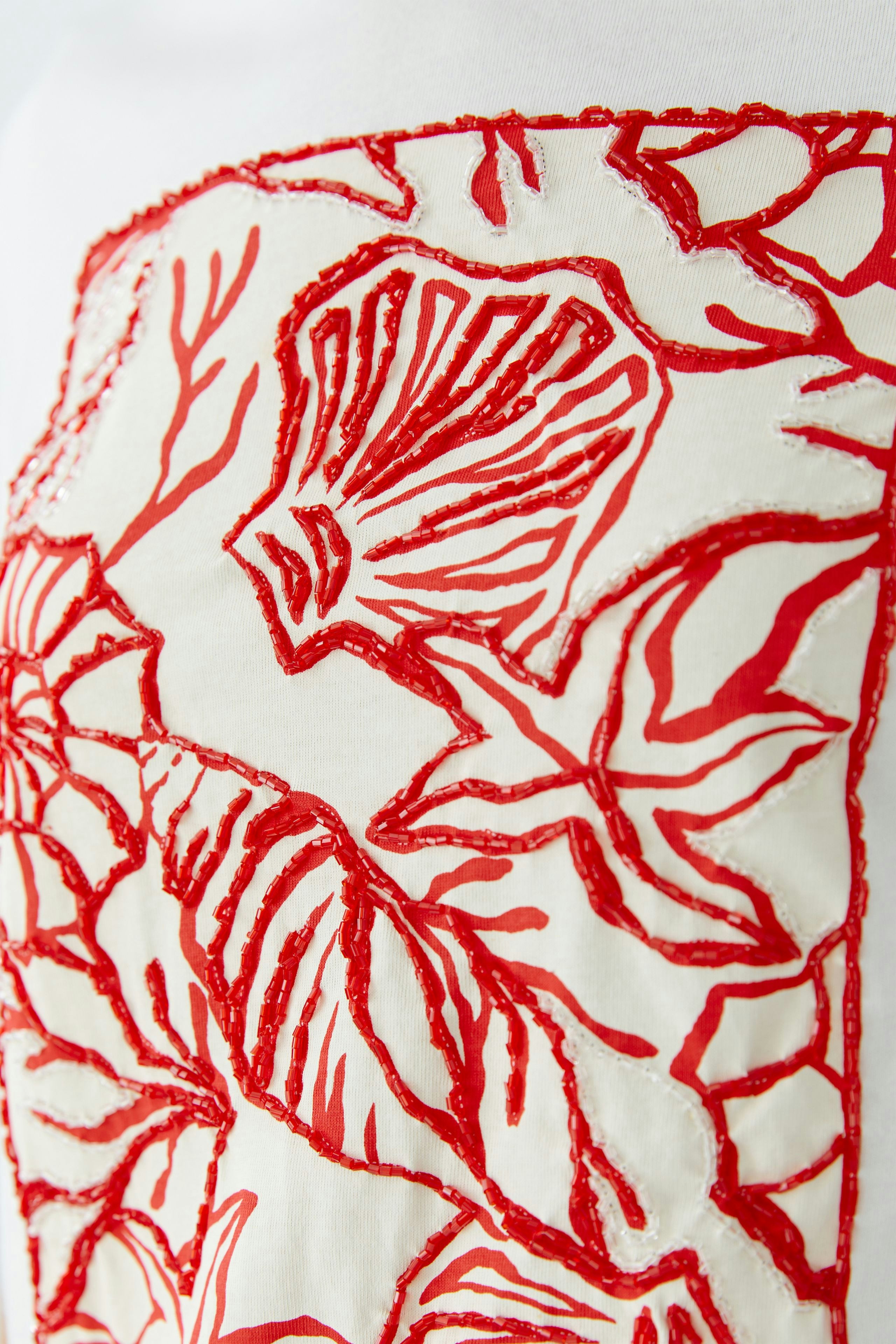 Damen-T-Shirt mit floralem Design in Rot und Weiß, ideal für lässige Outfits.