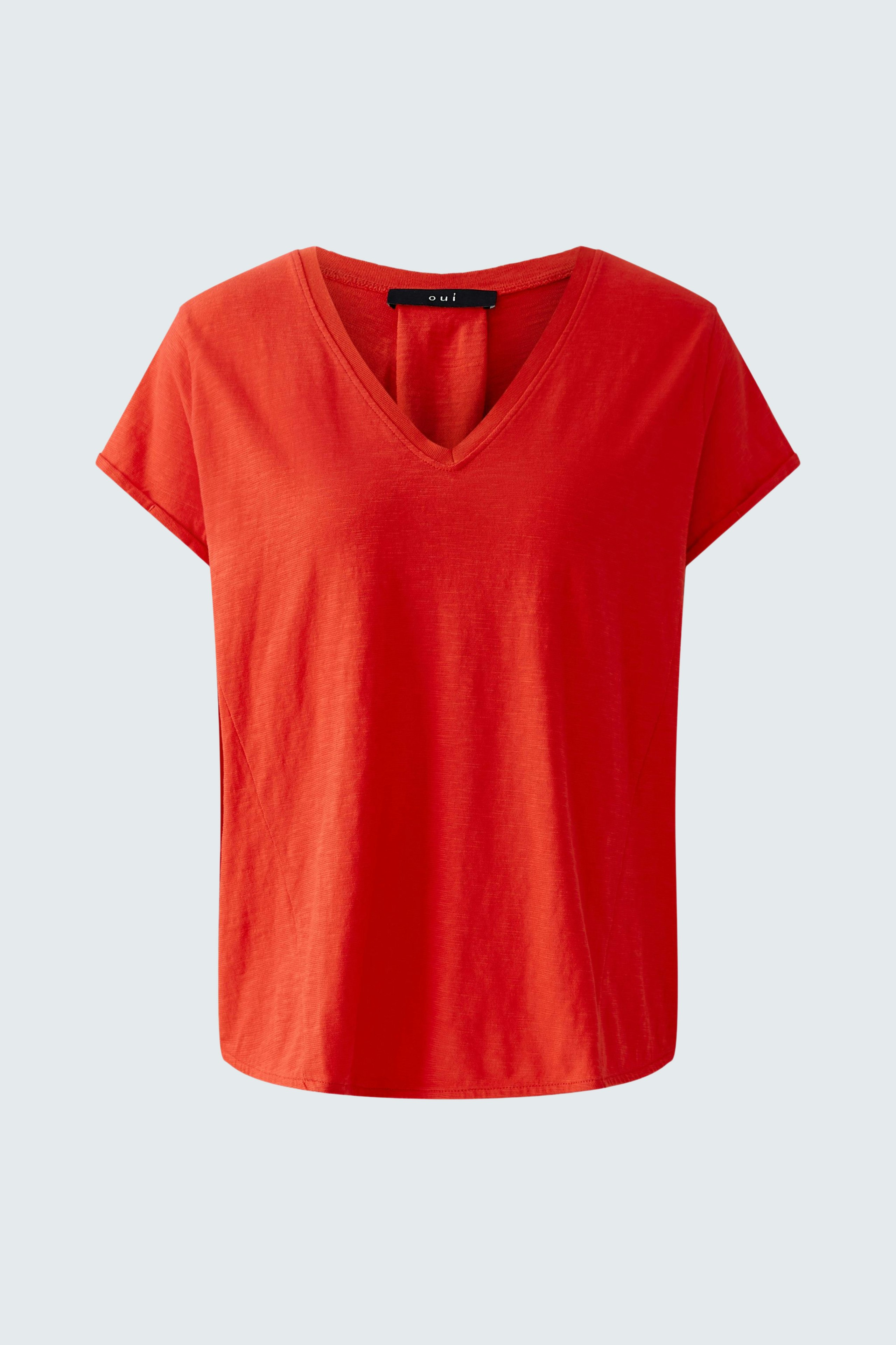 Casual women's t-shirt: Bright red V-neck top with short sleeves, perfect for everyday wear.