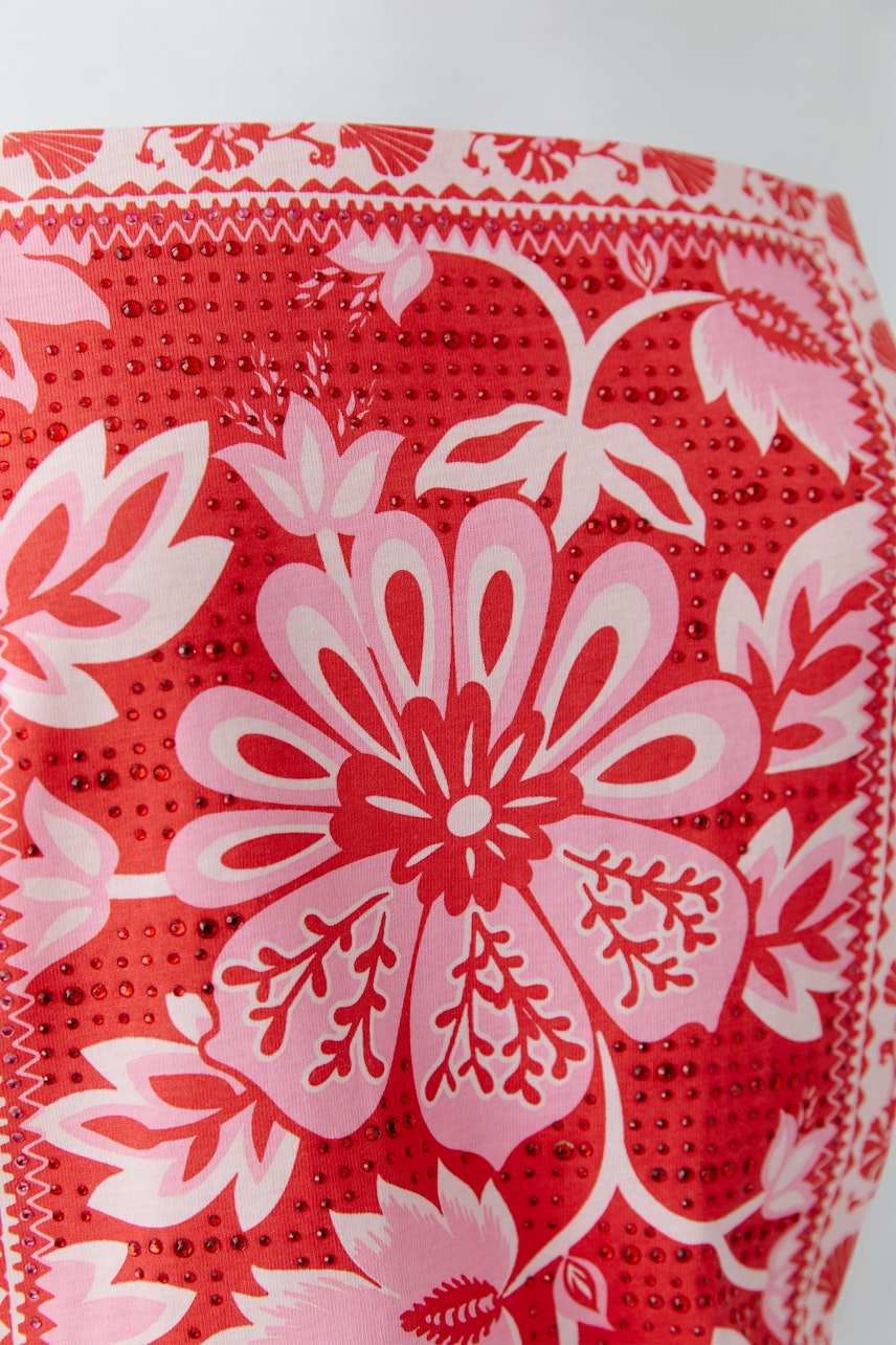 Damen-T-Shirt mit buntem Blumenmuster in Rot und Pink, ideal für einen lässigen Look.