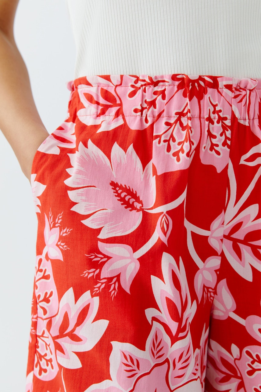 Bequeme Damen-Shorts in leuchtendem Rot mit floralem Muster, ideal für warme Tage.