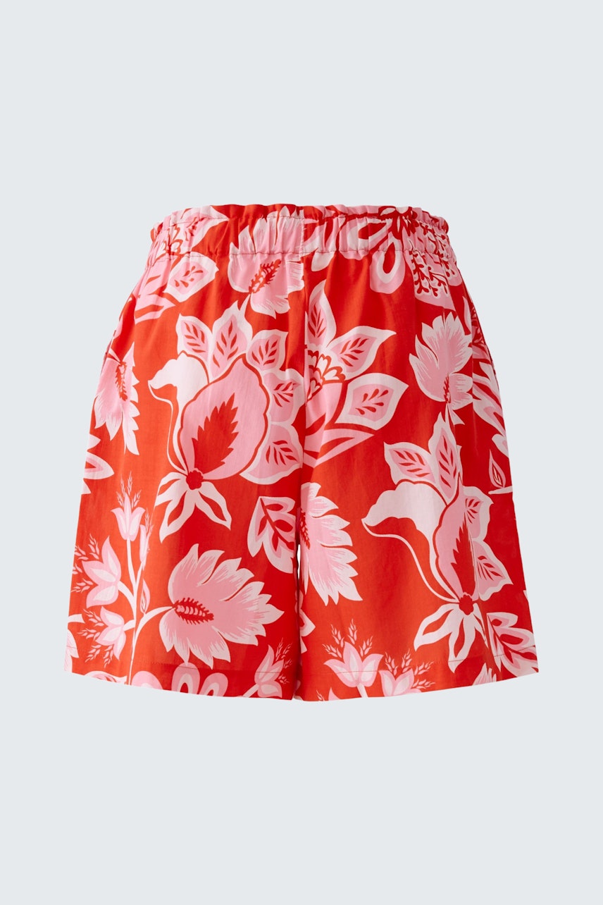 Bequeme Damen-Shorts in leuchtendem Rot mit floralem Muster, ideal für warme Tage.