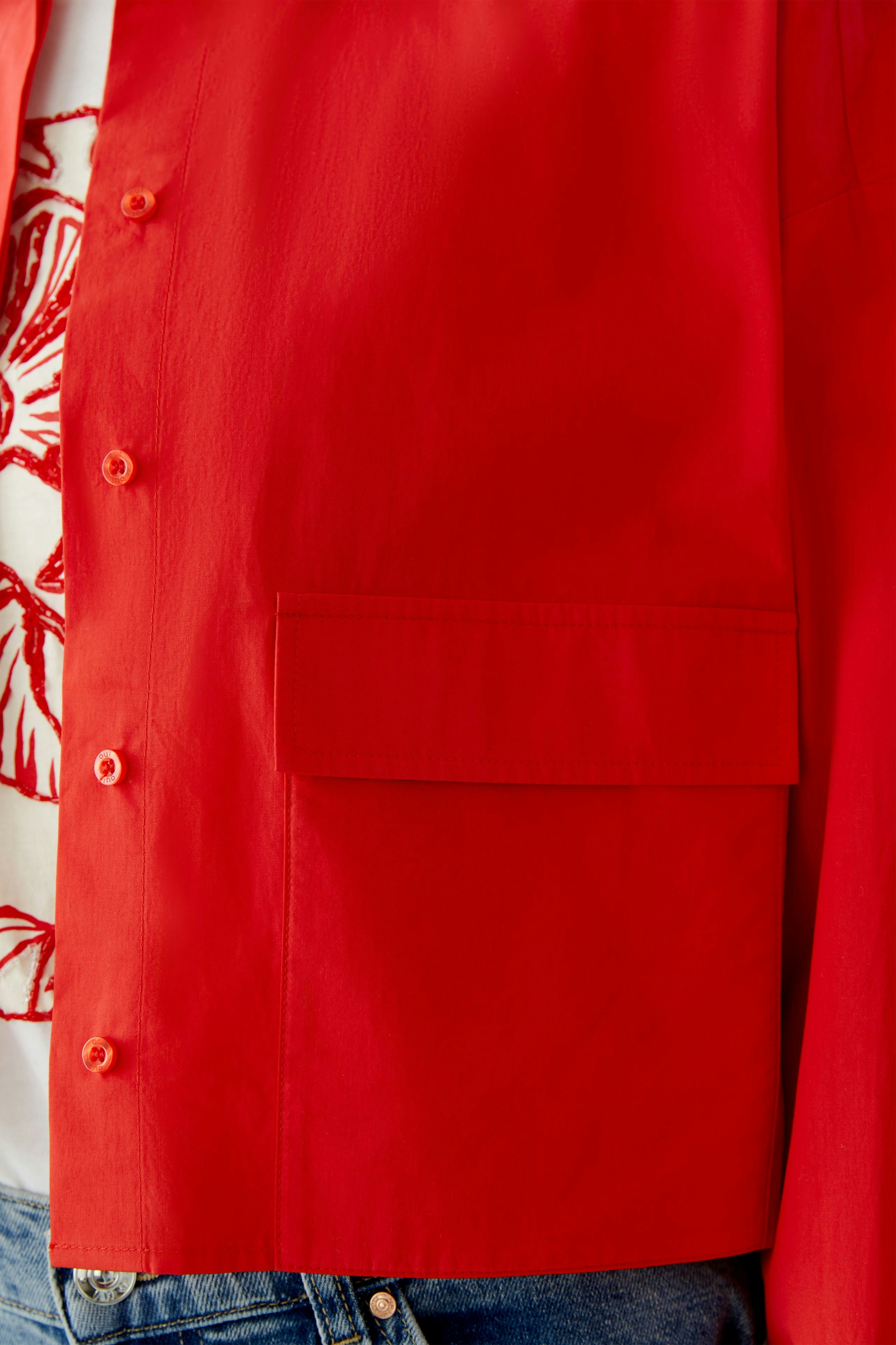 Helle Damen-Bluse in Rot mit Knopfleiste und praktischer Tasche, ideal für den Alltag.