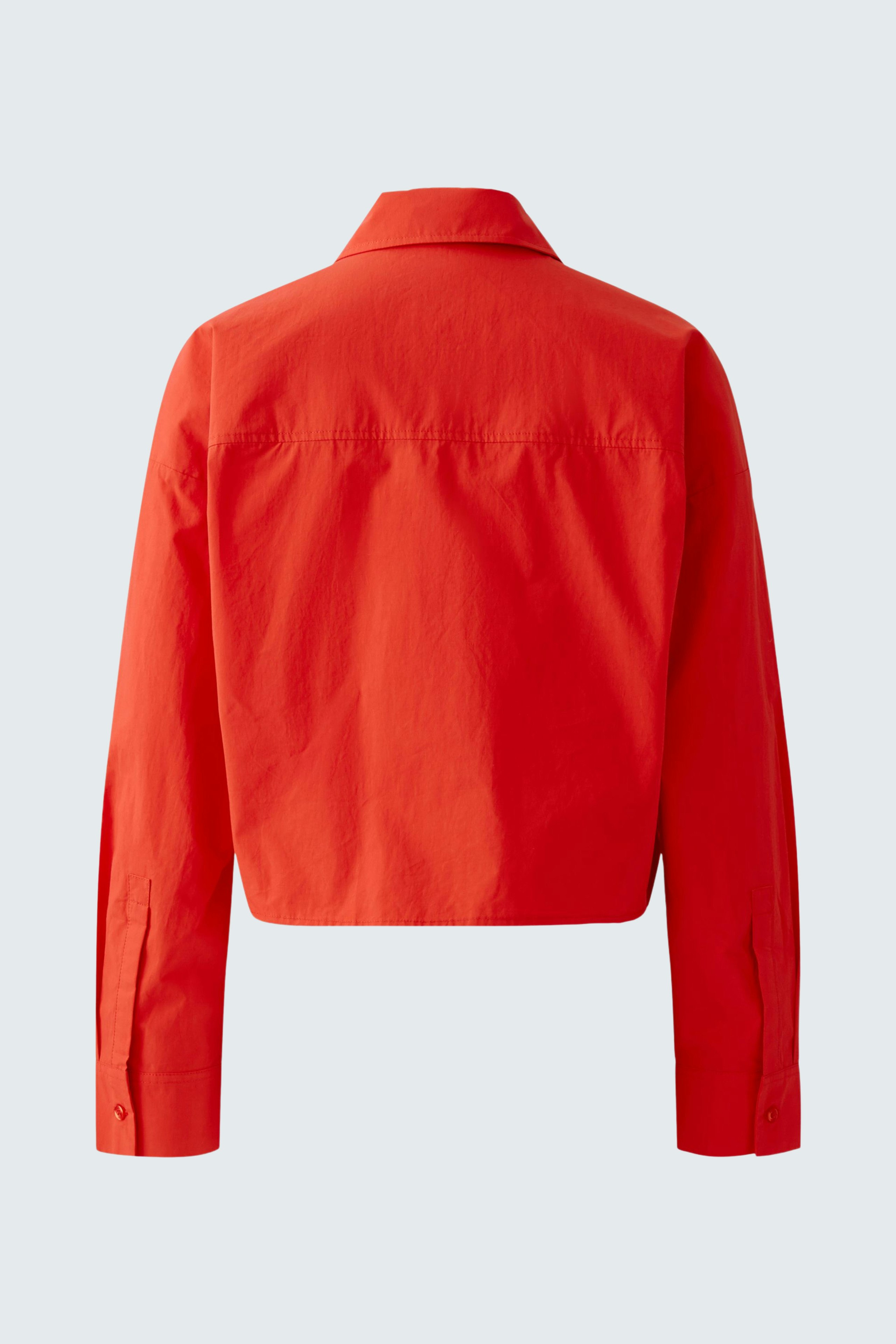 Rote Damen-Bluse: Rückansicht einer kurzen Bluse mit Kragen und langen Ärmeln.