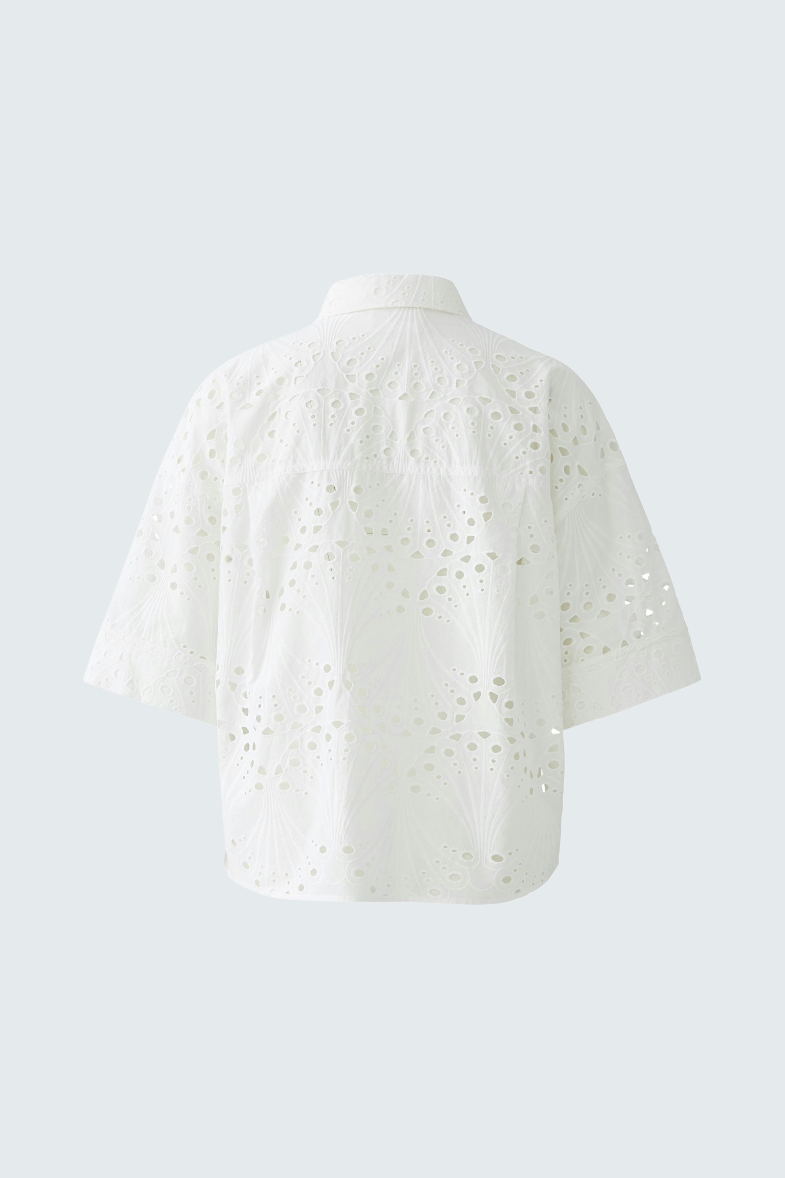 Casual women's shirt: White shirt with eyelet details and short sleeves, perfect for warm days.