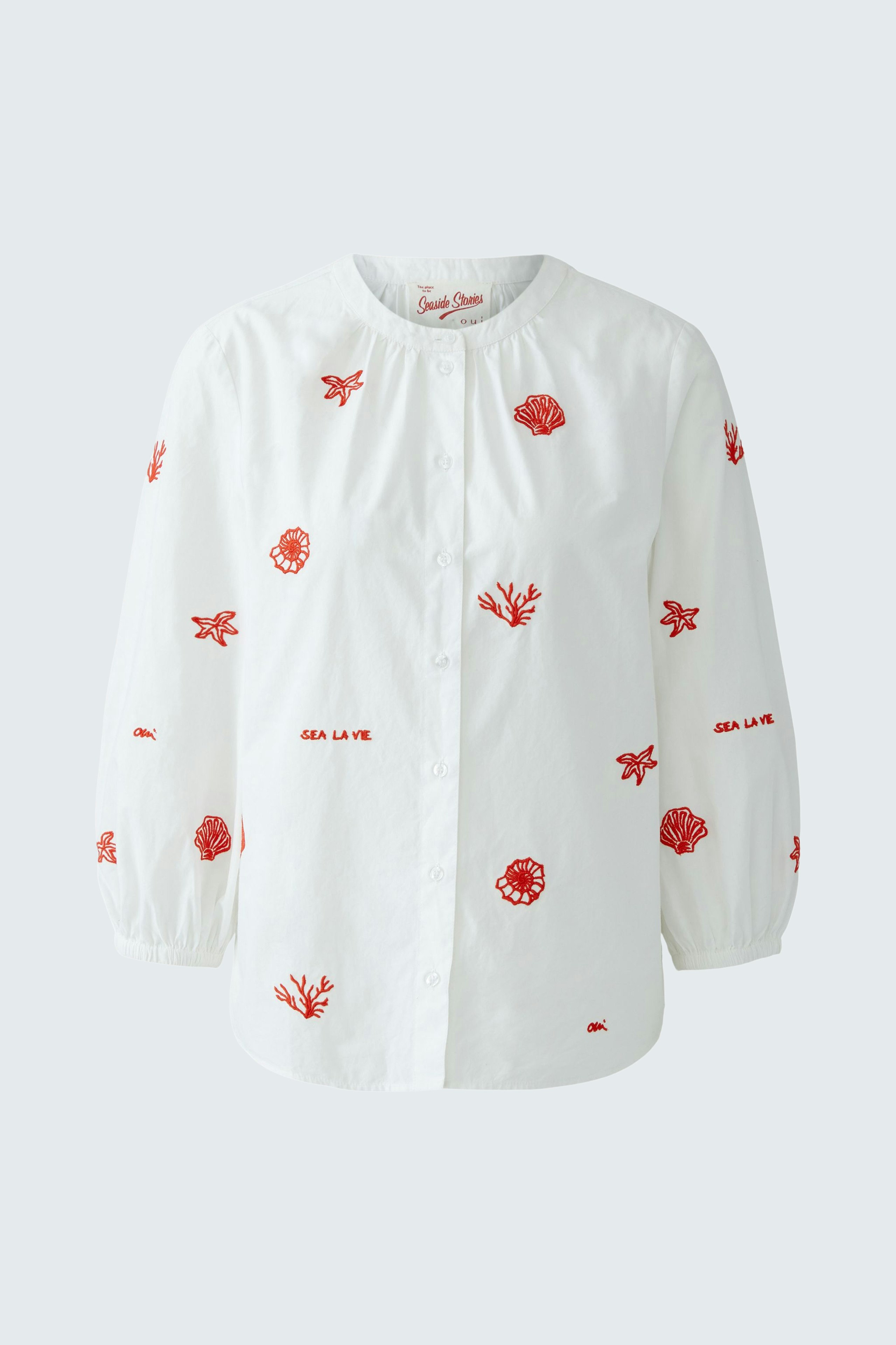 Helle Damen-Bluse mit roten Blumenstickereien und lässigem Schnitt, ideal für den Alltag.