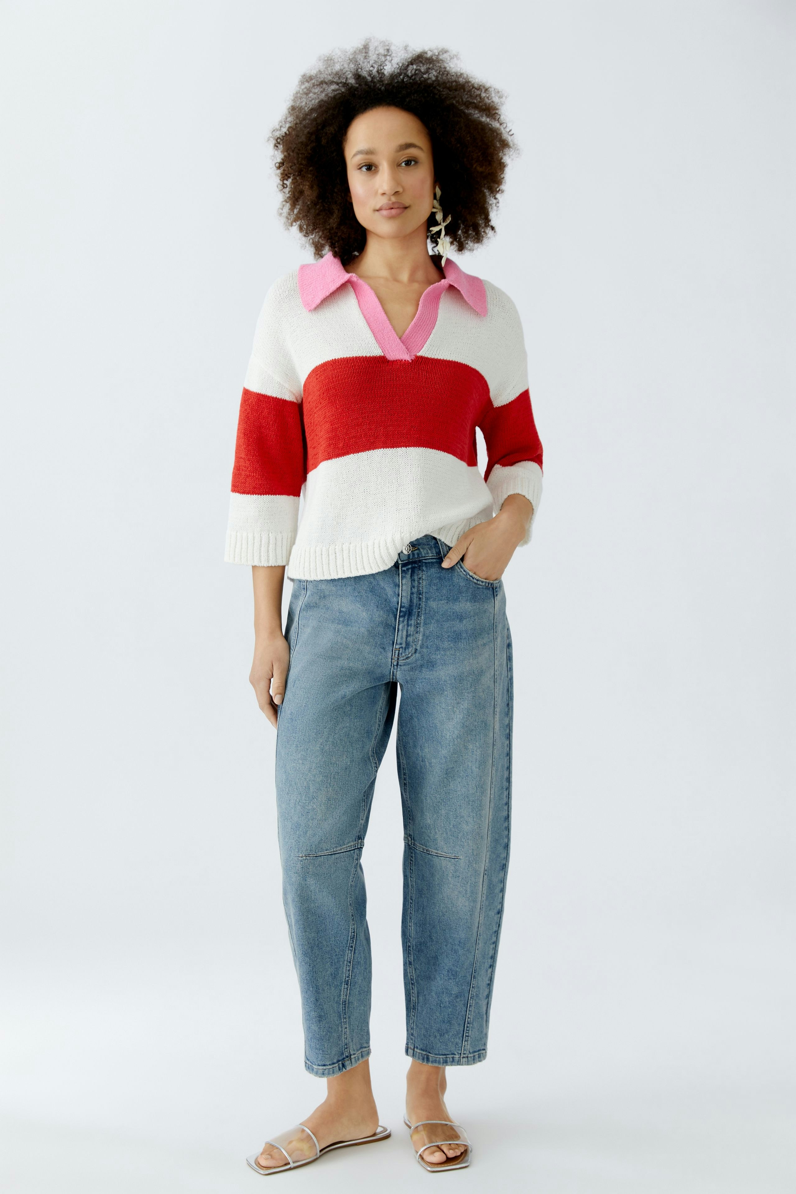 Casual women's pullover: A woman in a striped pullover with red and white colors and a pink collar.