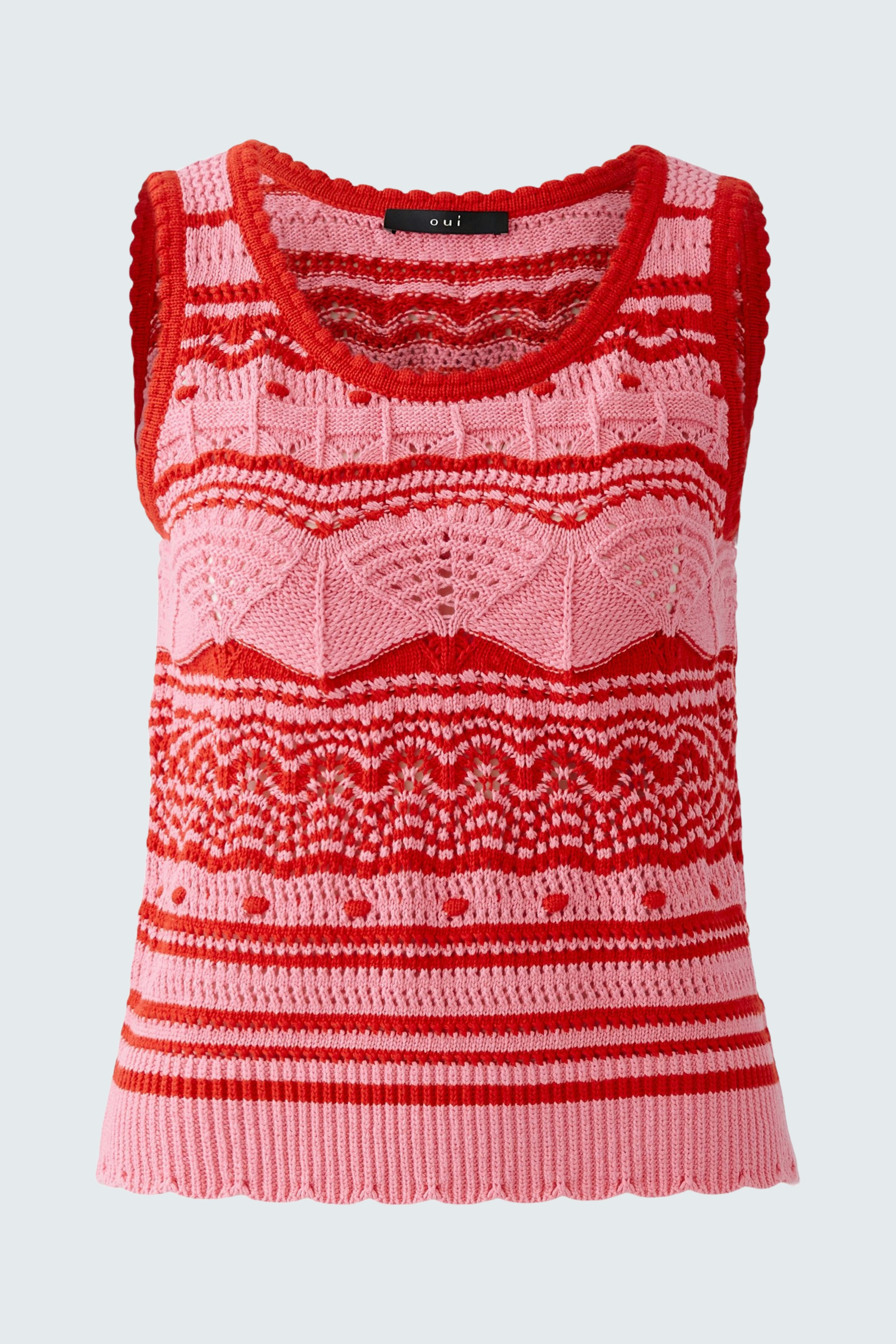 Helles Damen-Top in Rot- und Rosatönen mit strukturiertem Muster, ideal für den Sommer.