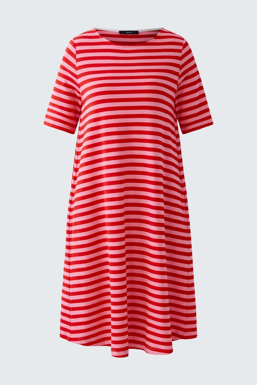 Lässiges Damen-Kleid: Rote, gestreifte Kurzarmkleid mit weitem Schnitt für einen entspannten Look.