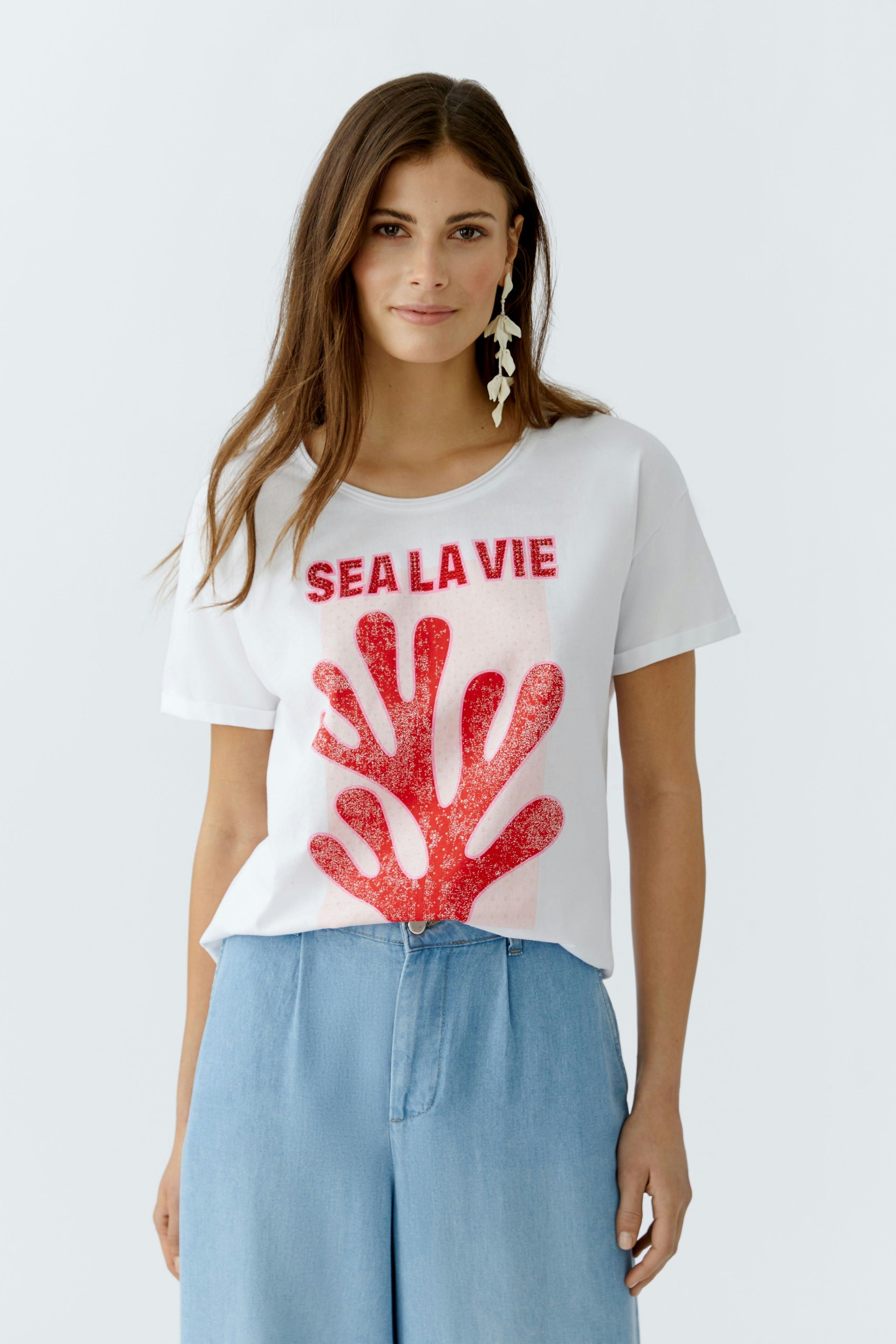 Damen-T-Shirt in Weiß mit rotem Korallen-Print und Schriftzug "SEA LA VIE".