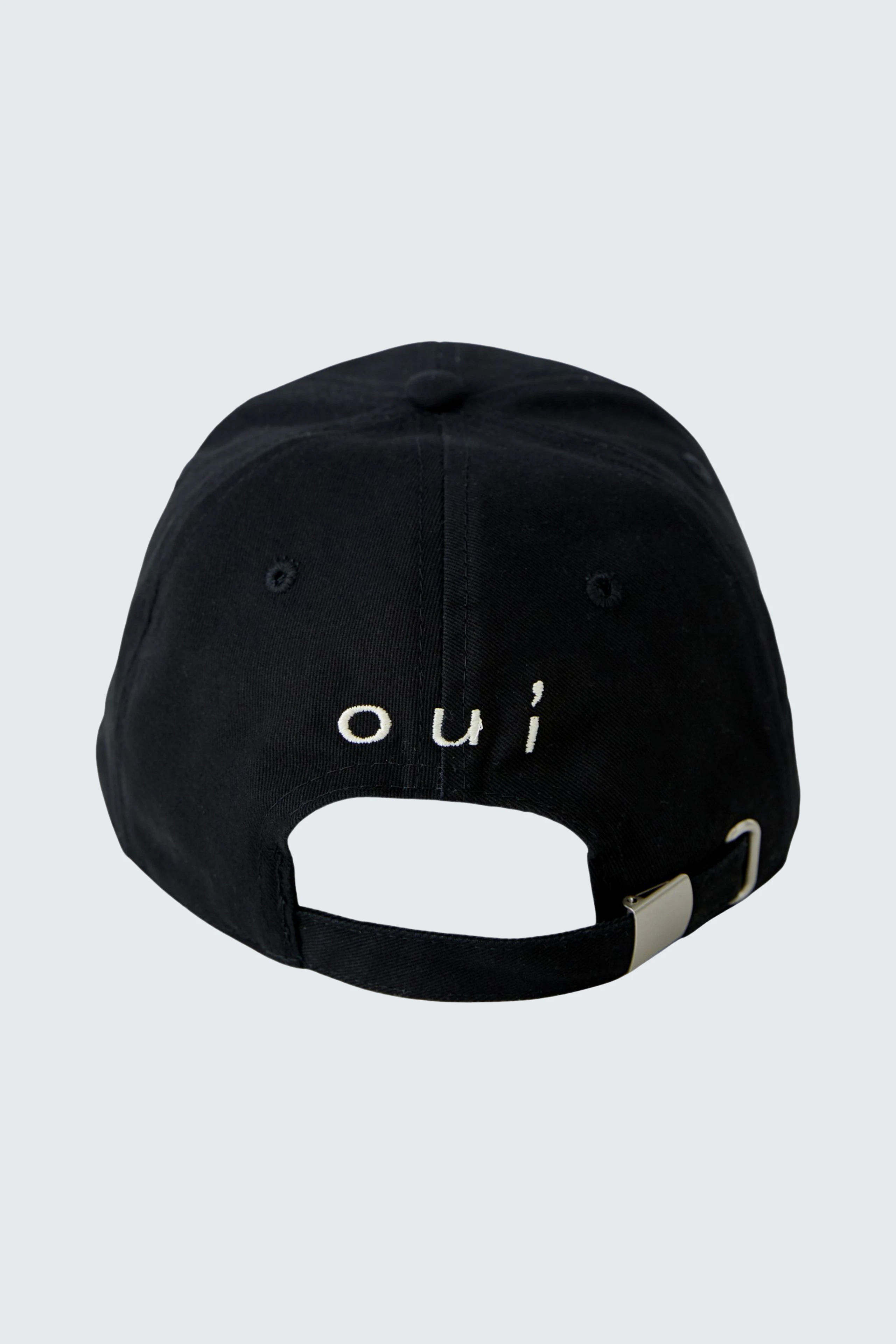 Schwarze Damen-Cap mit gesticktem Schriftzug "oui" auf der Rückseite.