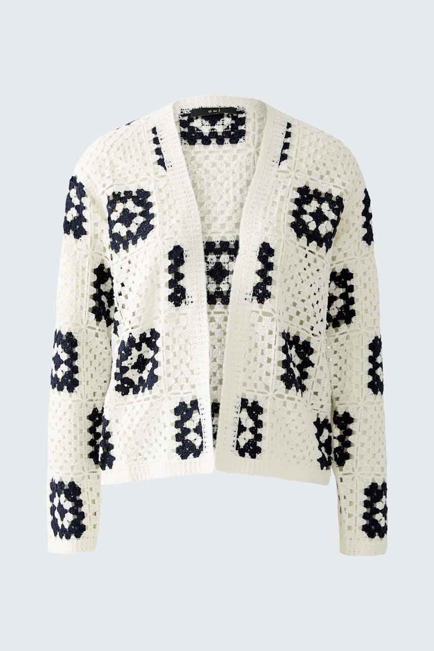 Helle Damen-Strickjacke mit grafischem Muster, ideal für lässige Outfits und gemütliche Anlässe.
