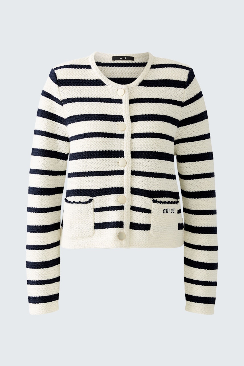 Gestreifte Damen-Strickjacke in Weiß und Marineblau mit Knöpfen und Taschen.