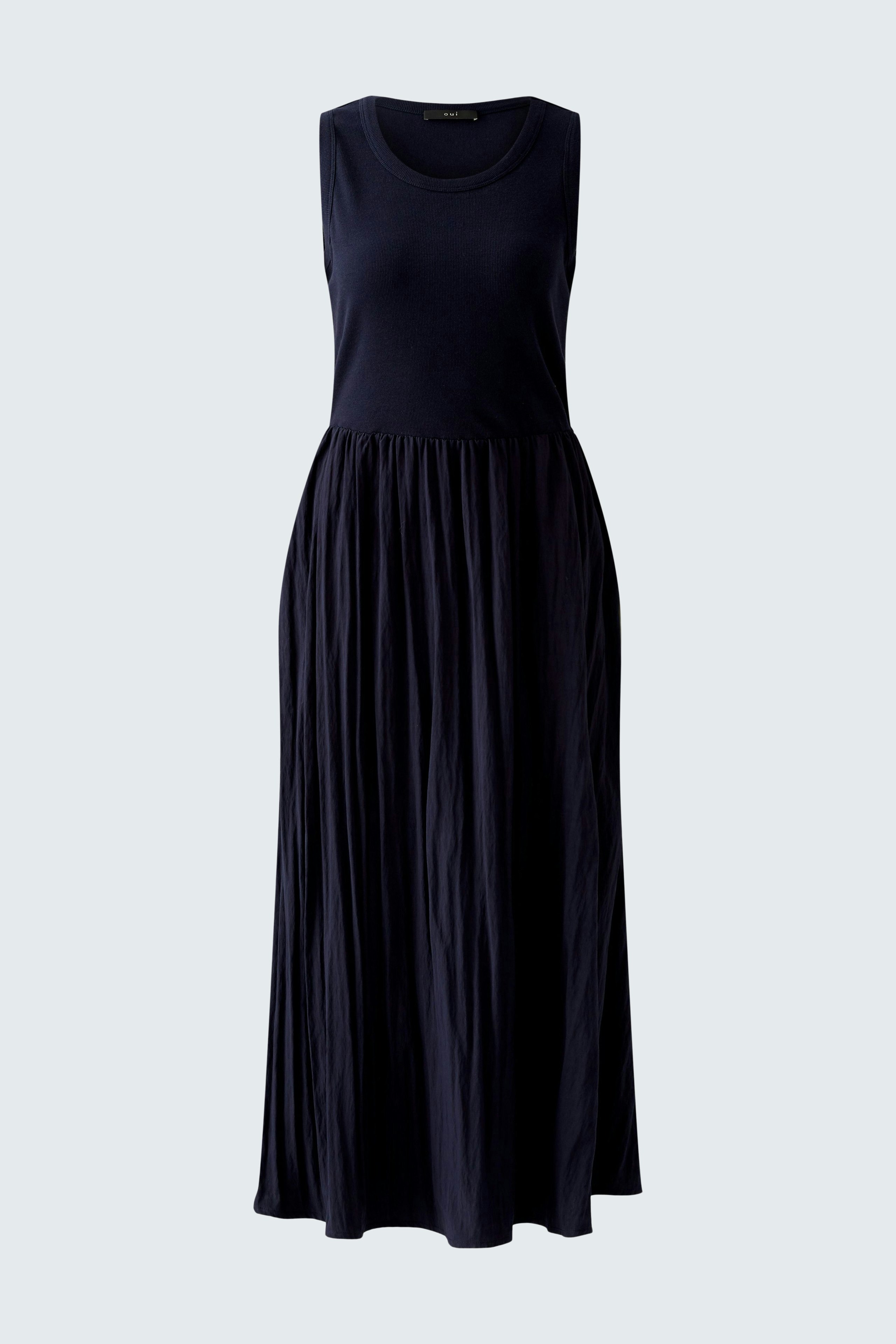 Elegantes Damen-Kleid: Dunkelblaues, ärmelloses Maxikleid mit fließendem Rock und schlichtem Oberteil.