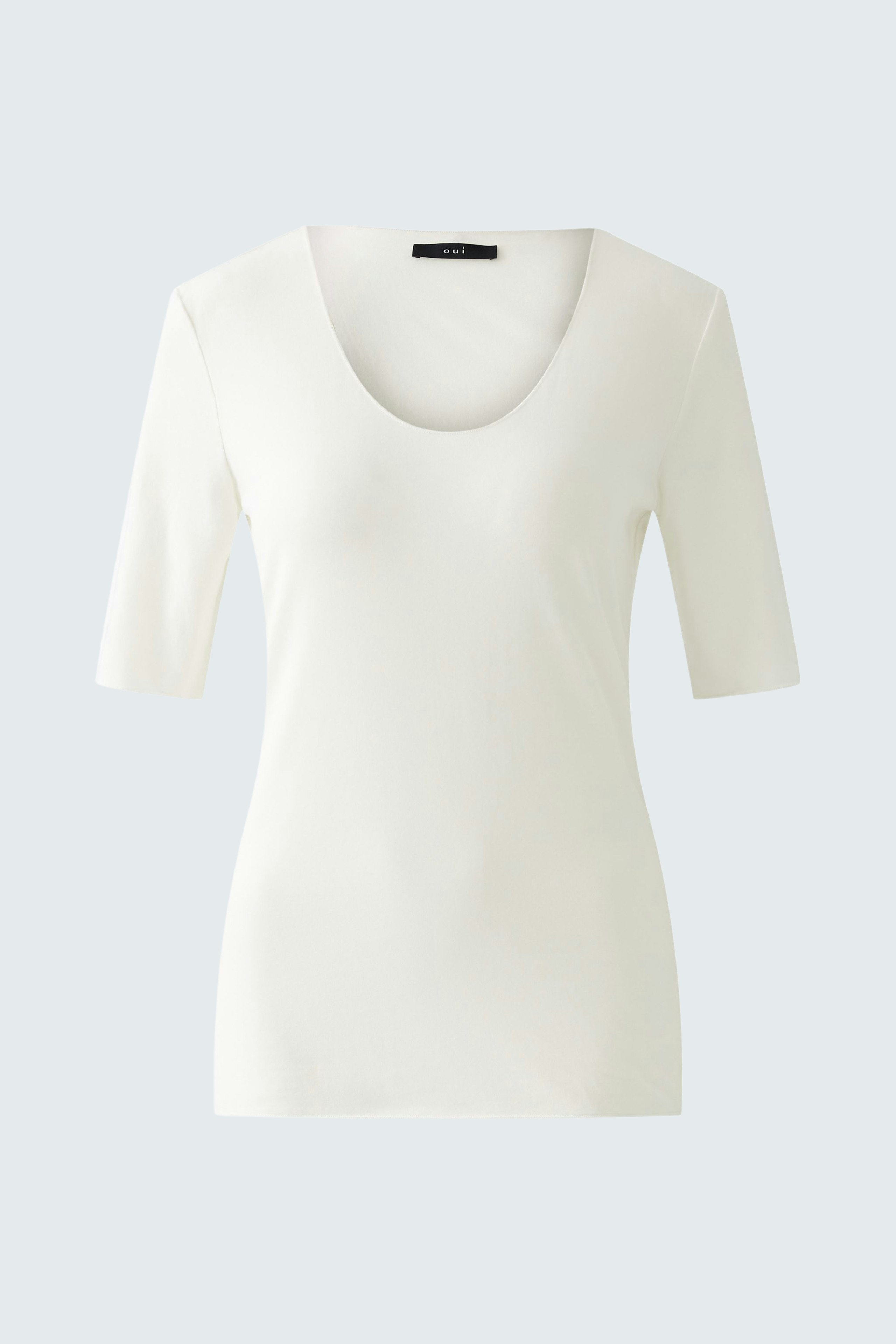 Elegant women's T-shirt: A fitted white top with short sleeves, perfect for casual or dressy occasions.