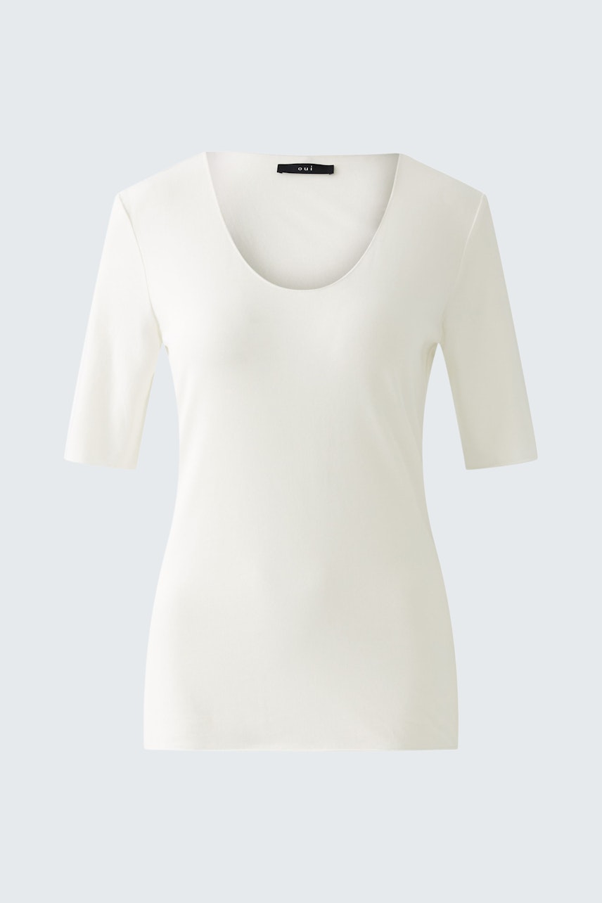 Elegant women's T-shirt: A fitted white top with short sleeves, perfect for casual or dressy occasions.