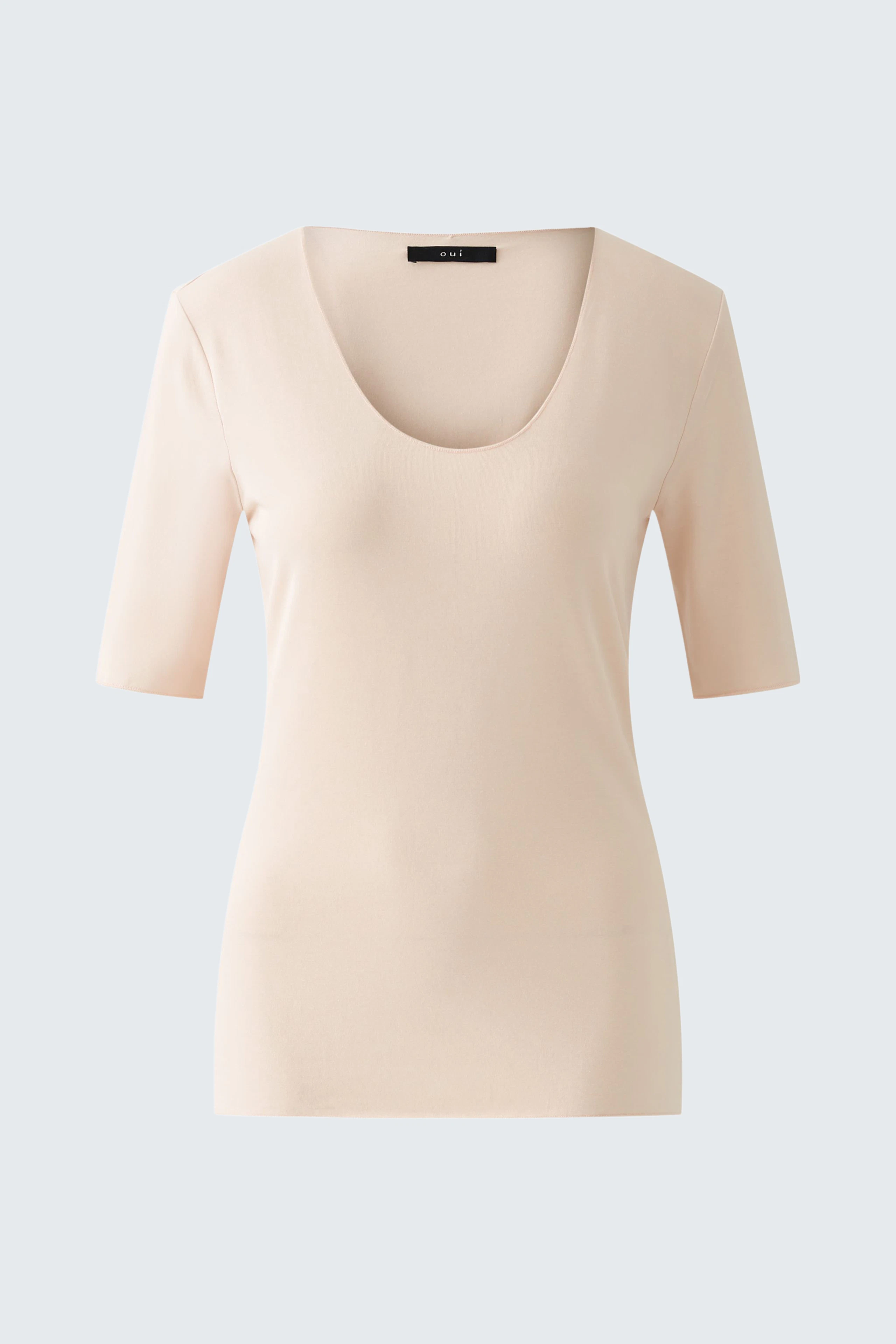Elegantes Damen-T-Shirt in zartem Beige mit weitem Ausschnitt und kurzen Ärmeln.