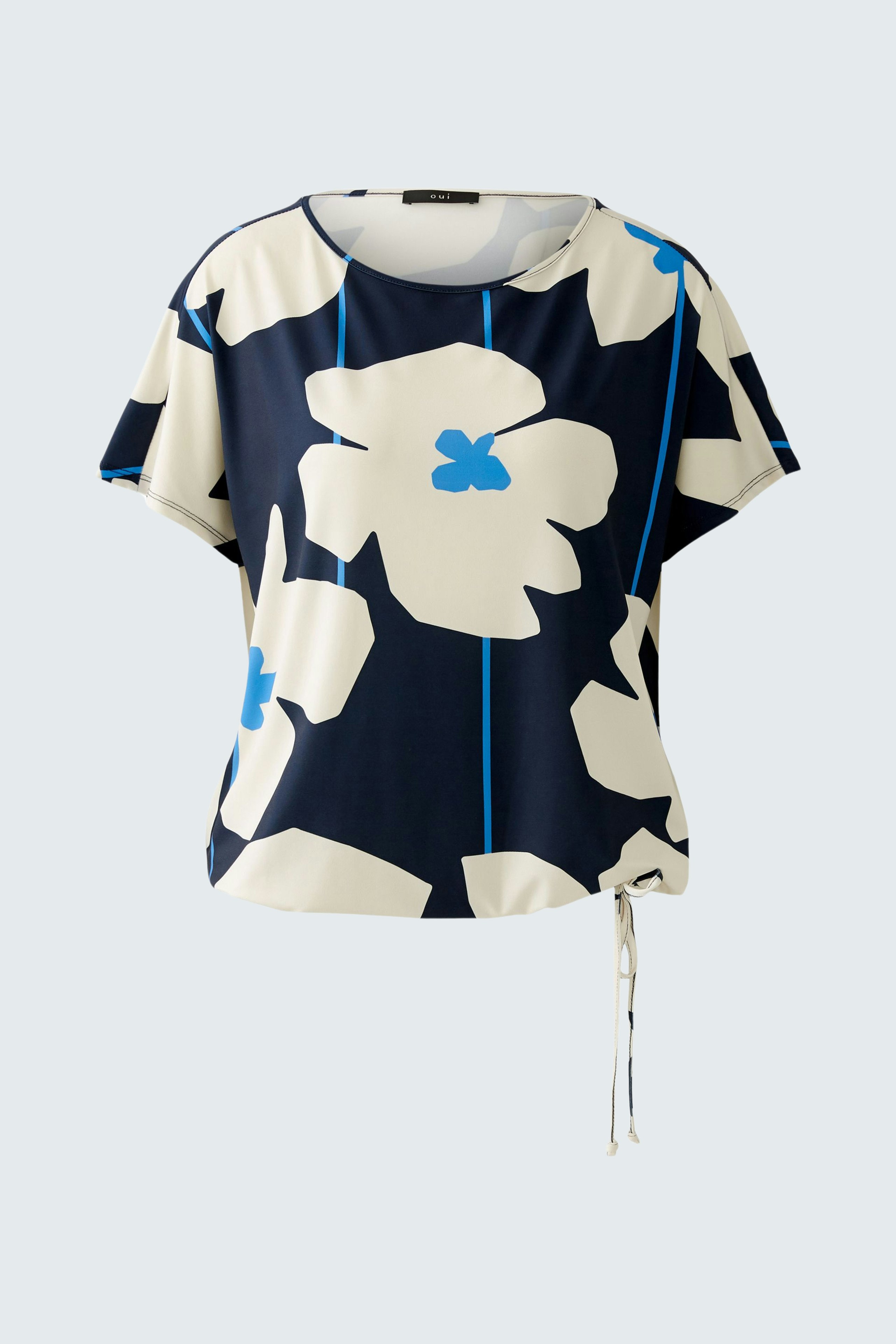 Luftiges Damen-T-Shirt mit floralem Muster in Blau und Creme, ideal für den Sommer.
