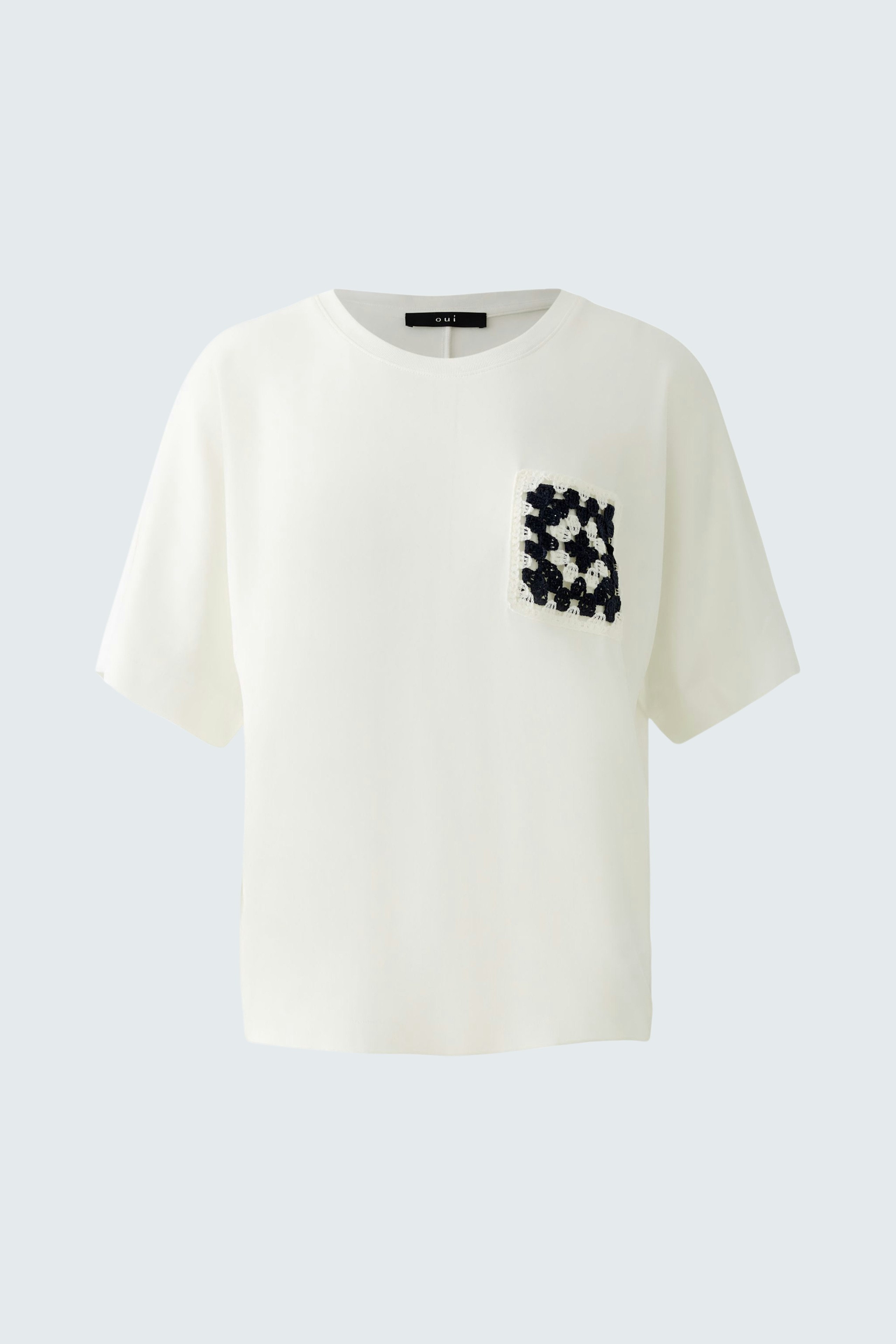 Stylish women's T-shirt: White top with a unique pocket design, perfect for casual wear.