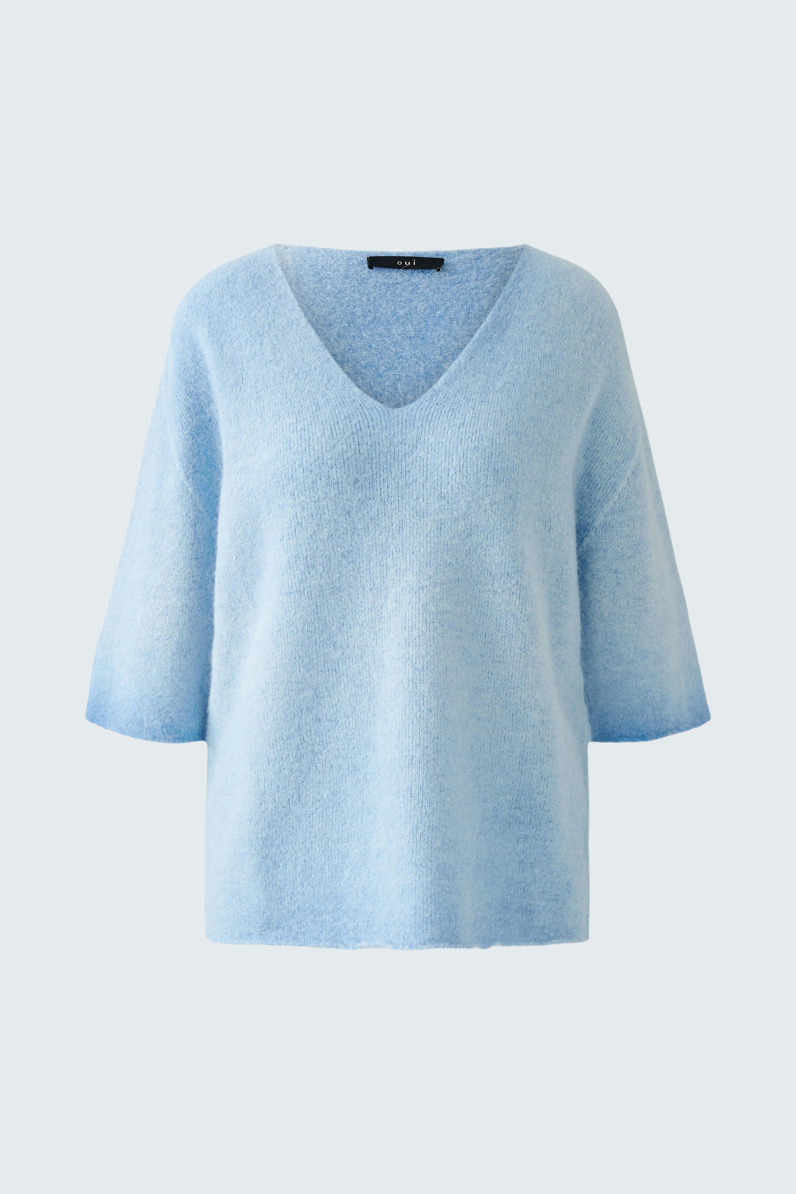Heller Damen-Pullover in sanftem Blau mit V-Ausschnitt und lässigen 3/4-Ärmeln.