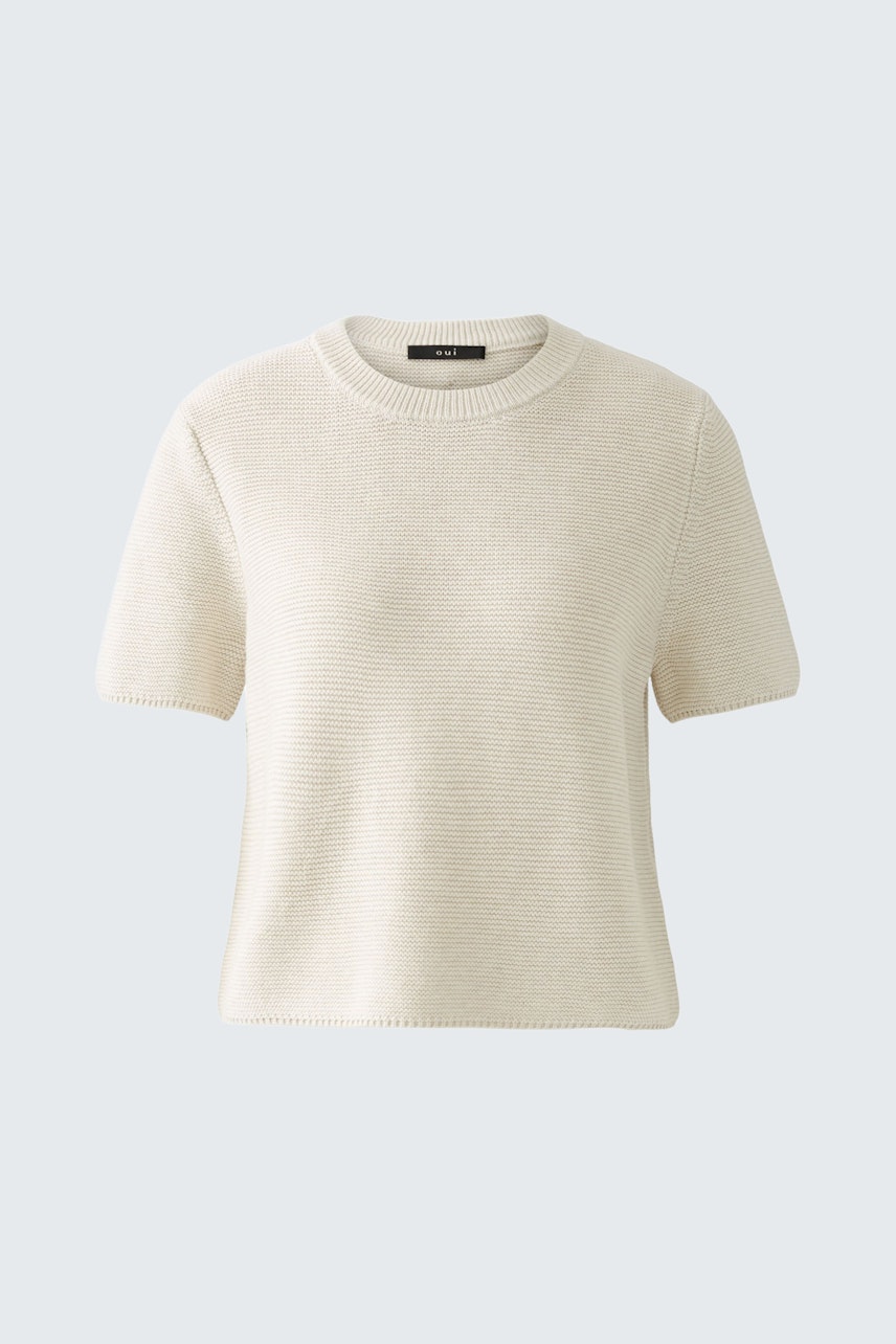 Eleganter Damen-Pullover in hellem Beige mit kurzen Ärmeln und feiner Struktur.