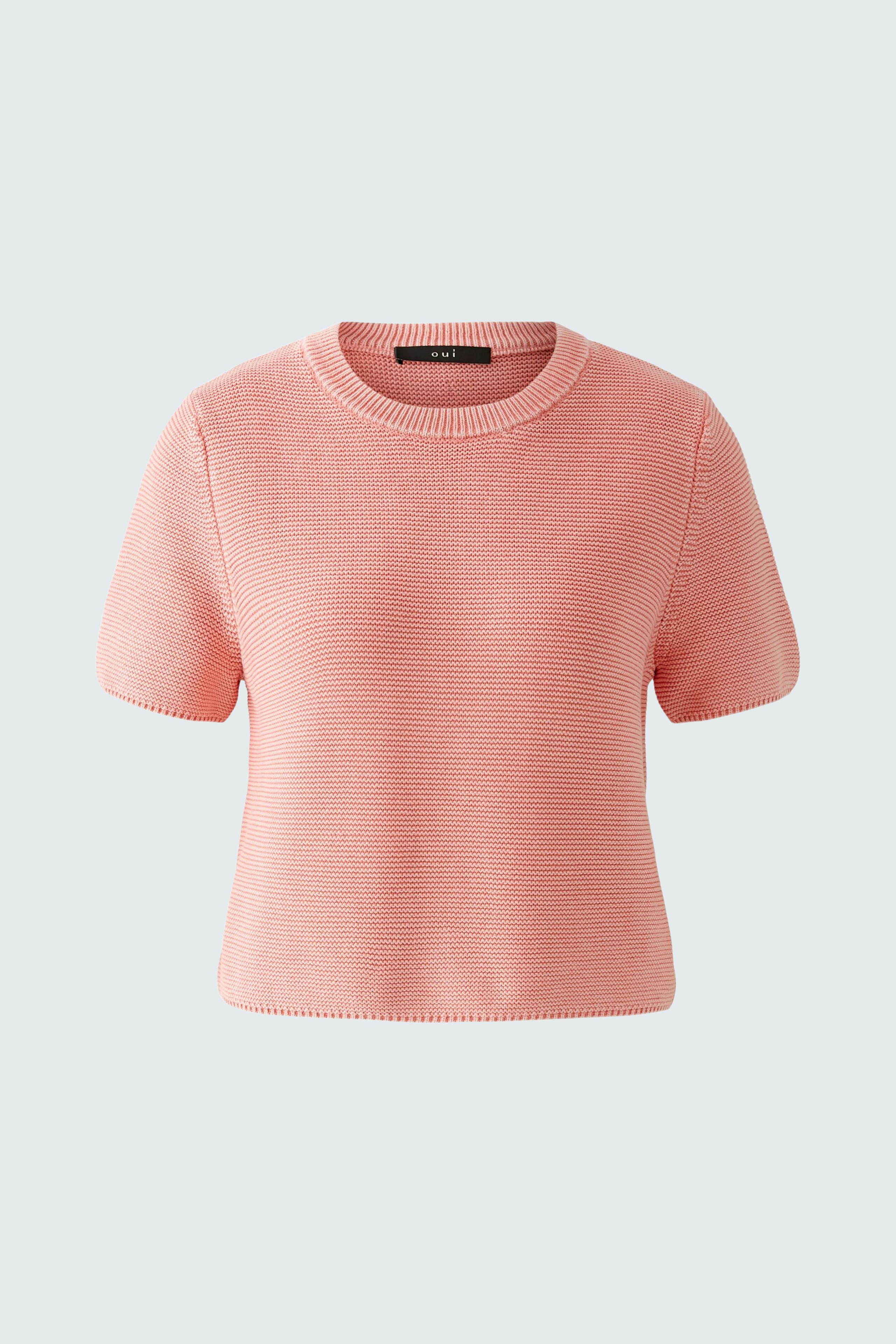 Hochwertiger Damen-Pullover in zartem Rosa mit kurzen Ärmeln und feiner Struktur.