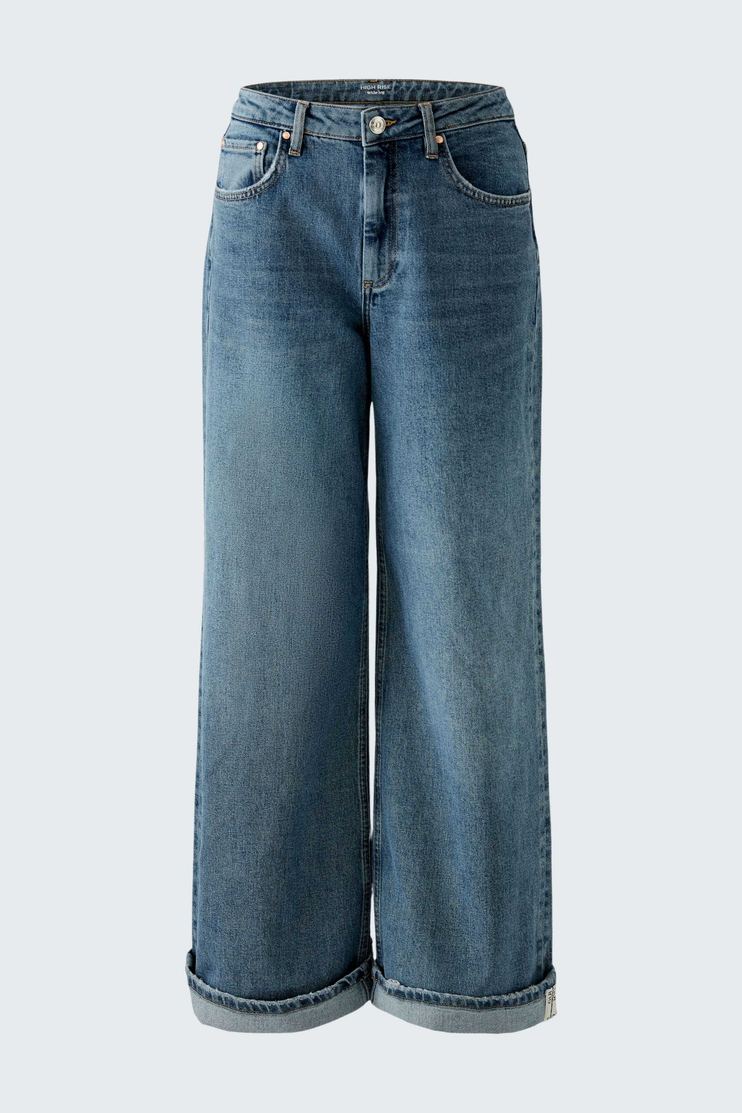 Moderne Damen-Jeans Straight: Weite, lässige Jeans in hellem Denim mit umgeschlagenem Saum.