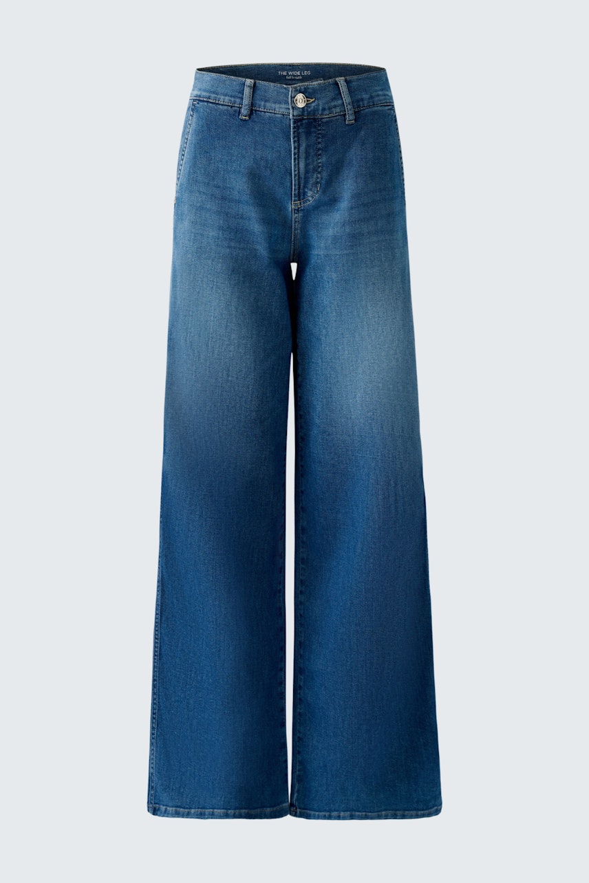 Stylish flared jeans for women: Wide-leg design in a classic blue wash, perfect for casual outfits.