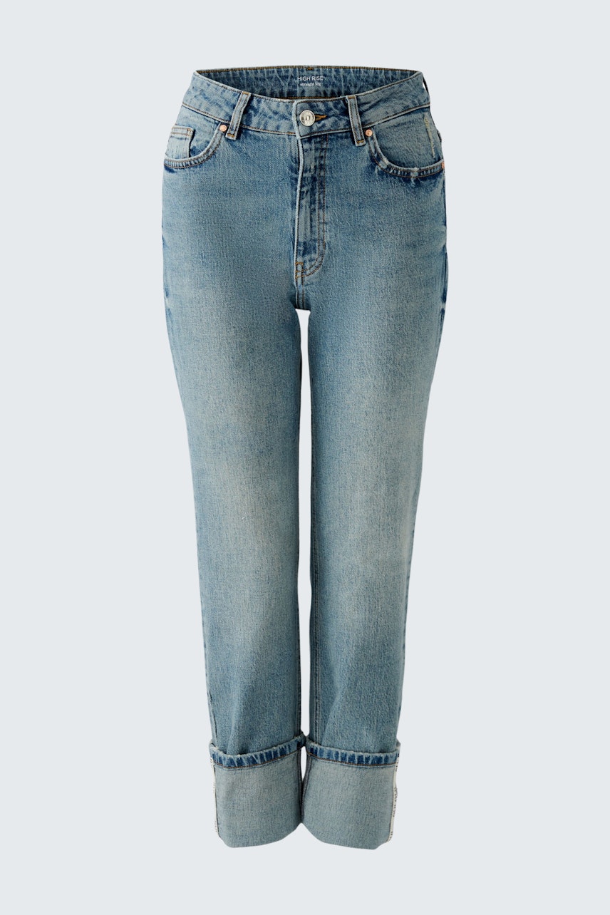Moderne Damen-Jeans Straight: Hellblaue Jeans mit lässigem Schnitt und umgeschlagenem Saum.