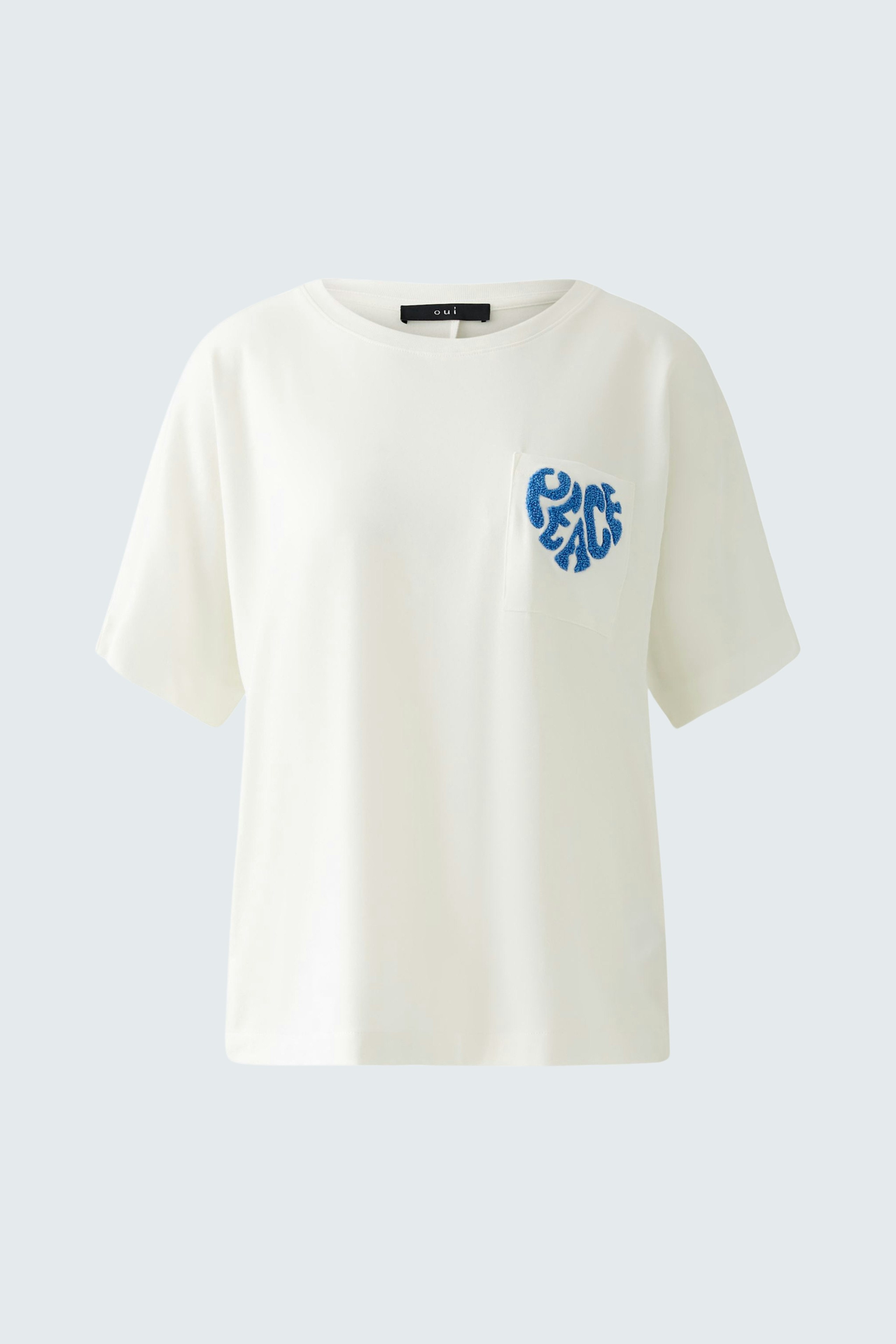 Bequemes Damen-T-Shirt in Weiß mit blauem Peace-Print auf der Brust.