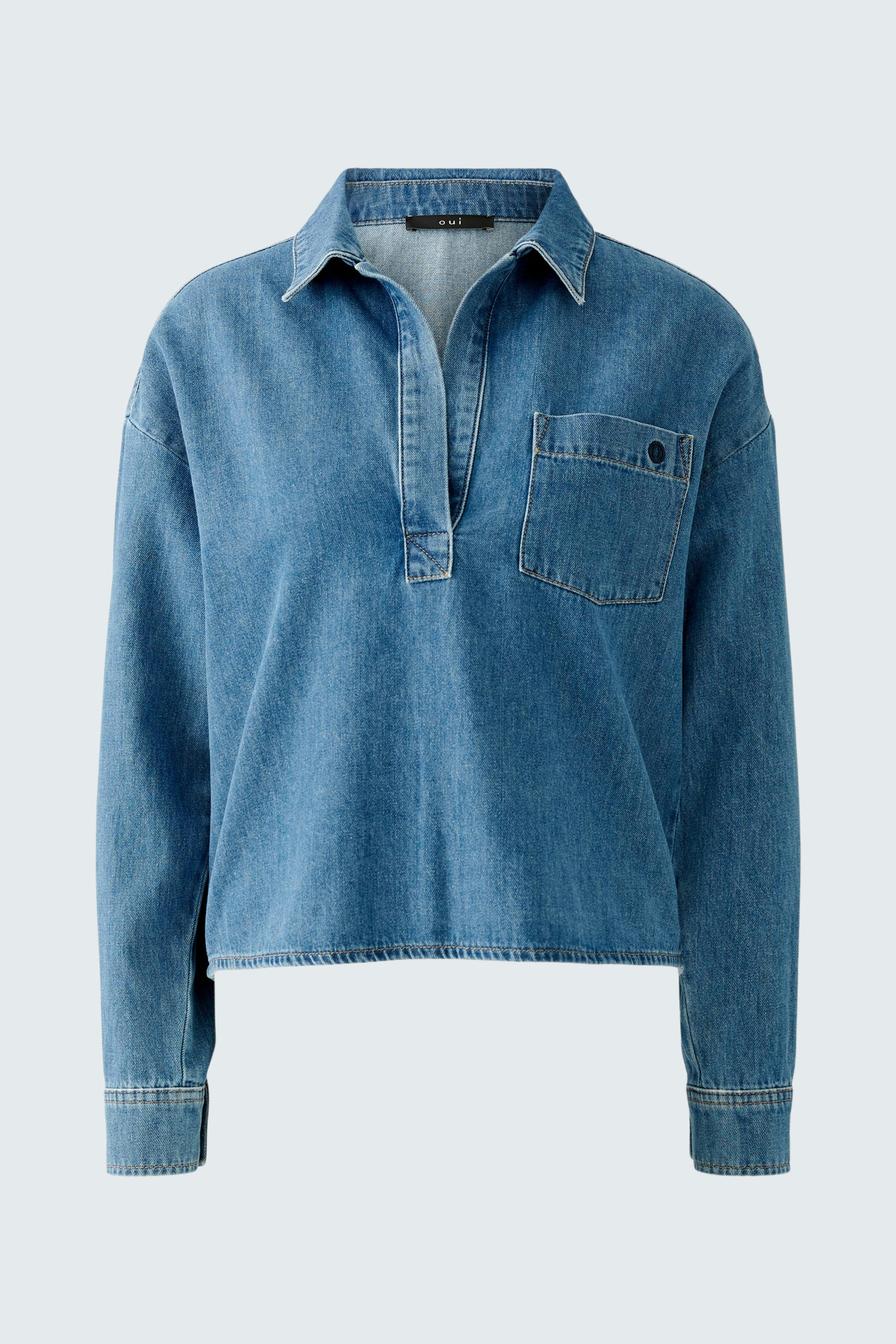 Lässiges Jeanshemd für Damen: Hellblaues, lockeres Hemd mit Kragen und Brusttasche.