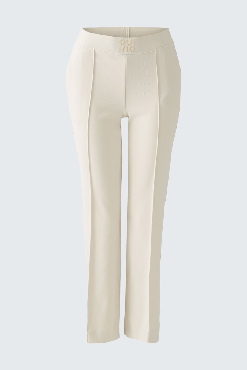 Elegante Damen-Hose in Cremefarbe mit schmalem Schnitt und feinen Falten für einen modernen Look.
