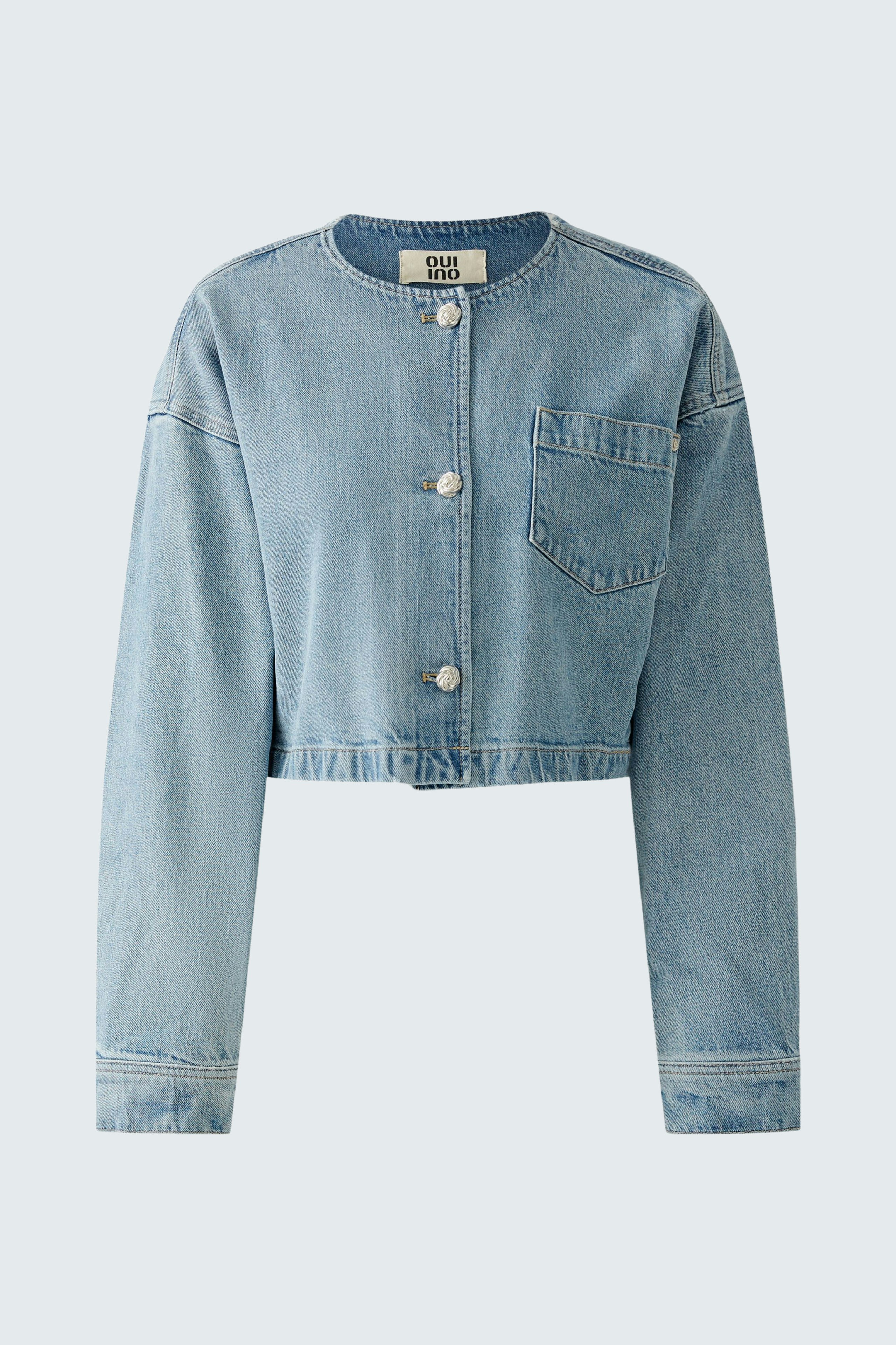 Moderne Jeansjacke: Kurze, hellblaue Damenjacke mit Knöpfen und einer Brusttasche.