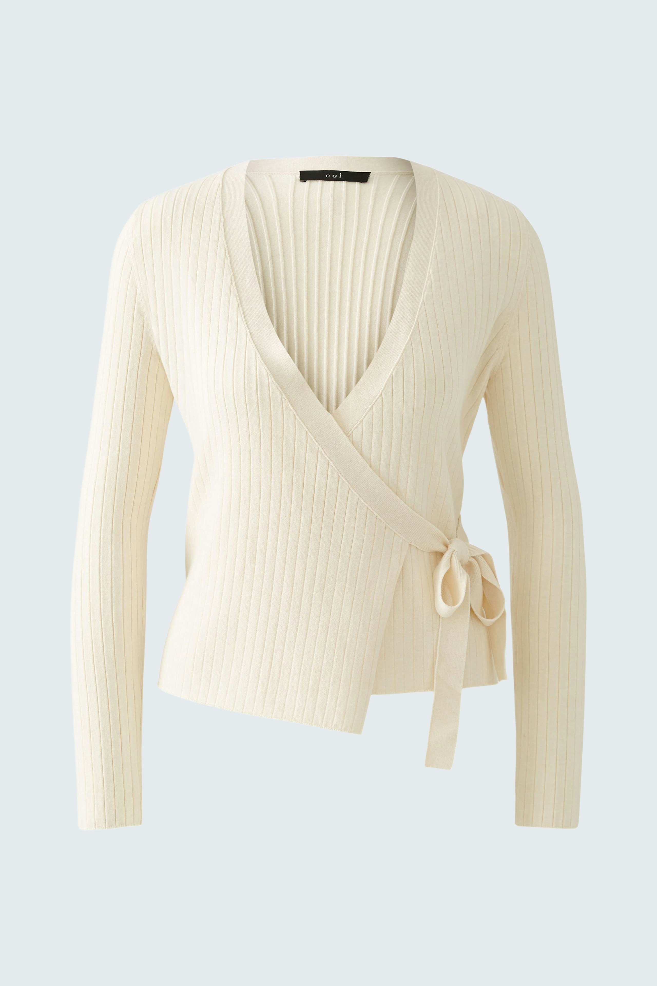 Elegante Damen-Strickjacke in Creme mit Wickeldesign und Bindegürtel für einen femininen Look.