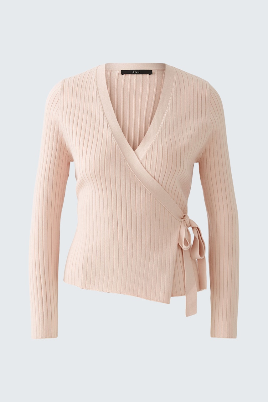 Elegante Damen-Strickjacke in zartem Rosa mit Wickeldesign und Bindegürtel.