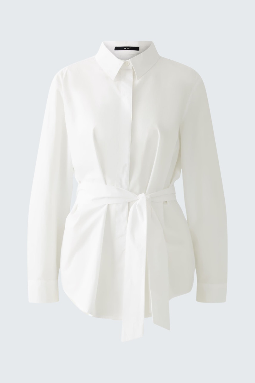 Elegante Damen-Bluse: Weiße Bluse mit tailliertem Schnitt und Bindegürtel für einen femininen Look.