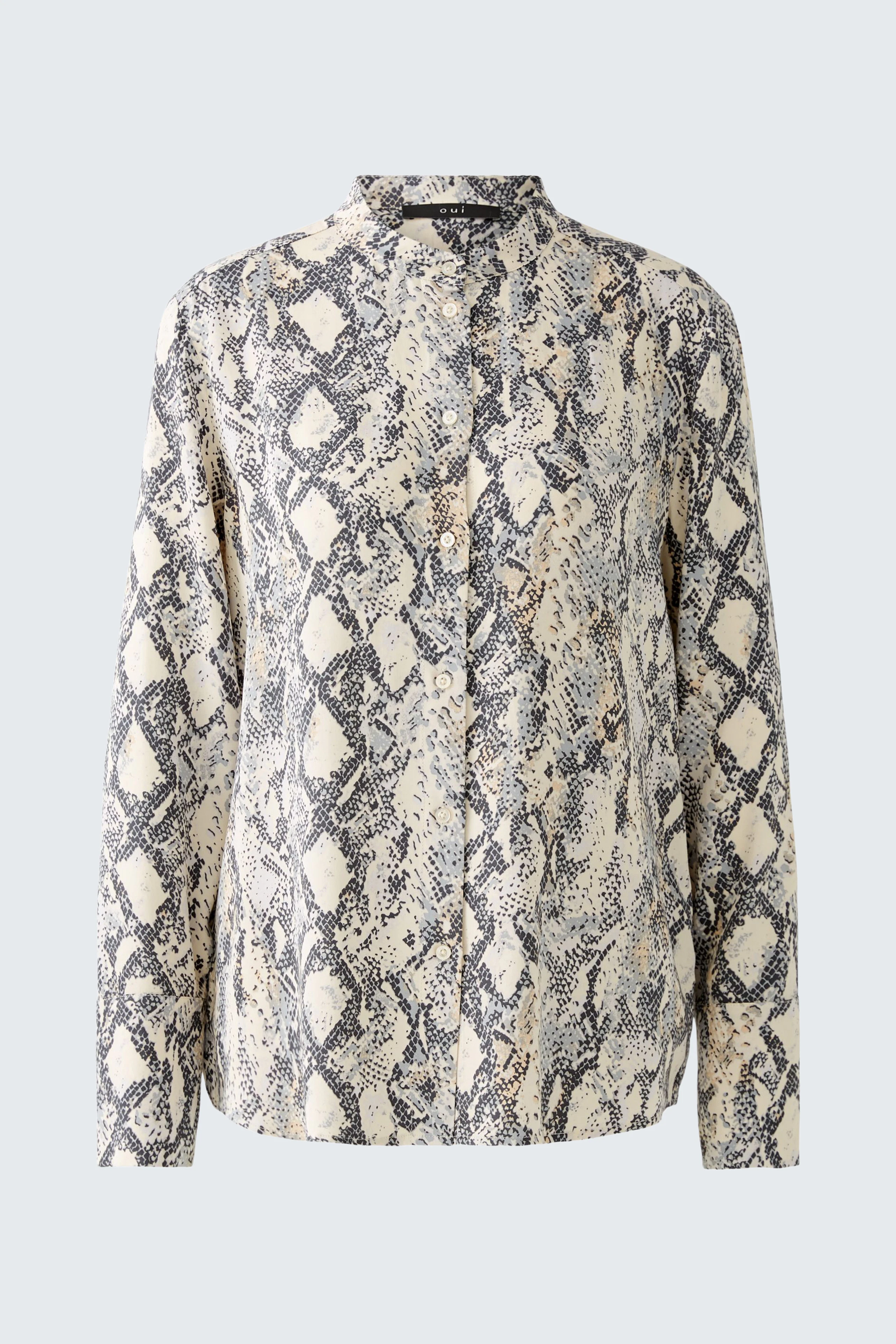Elegante Damen-Bluse im Schlangenprint mit Stehkragen und Knopfleiste.