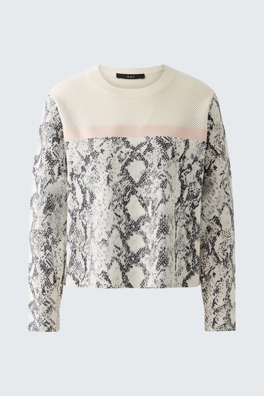 Stylish women's pullover: Cream and grey snake print design with a modern fit.
