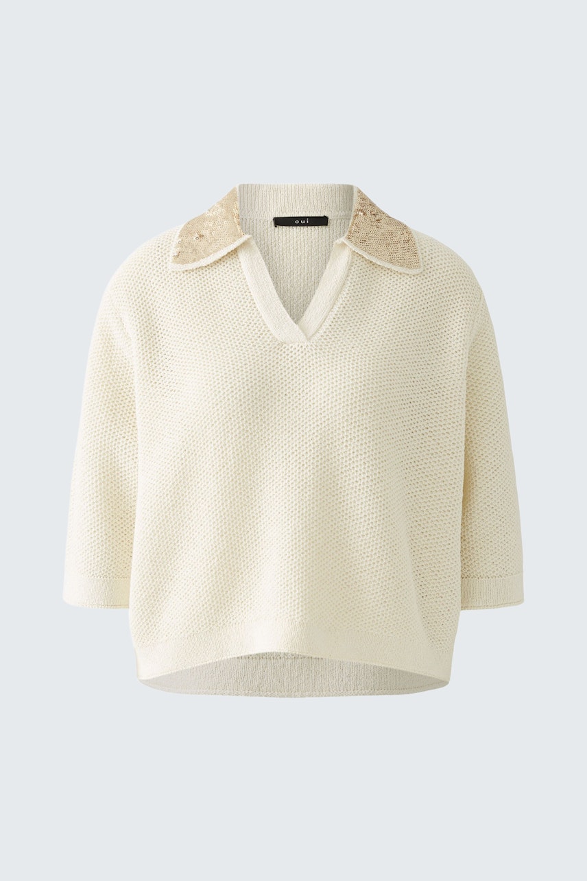 Eleganter Damen-Pullover in Creme mit V-Ausschnitt und modischem Kragen.