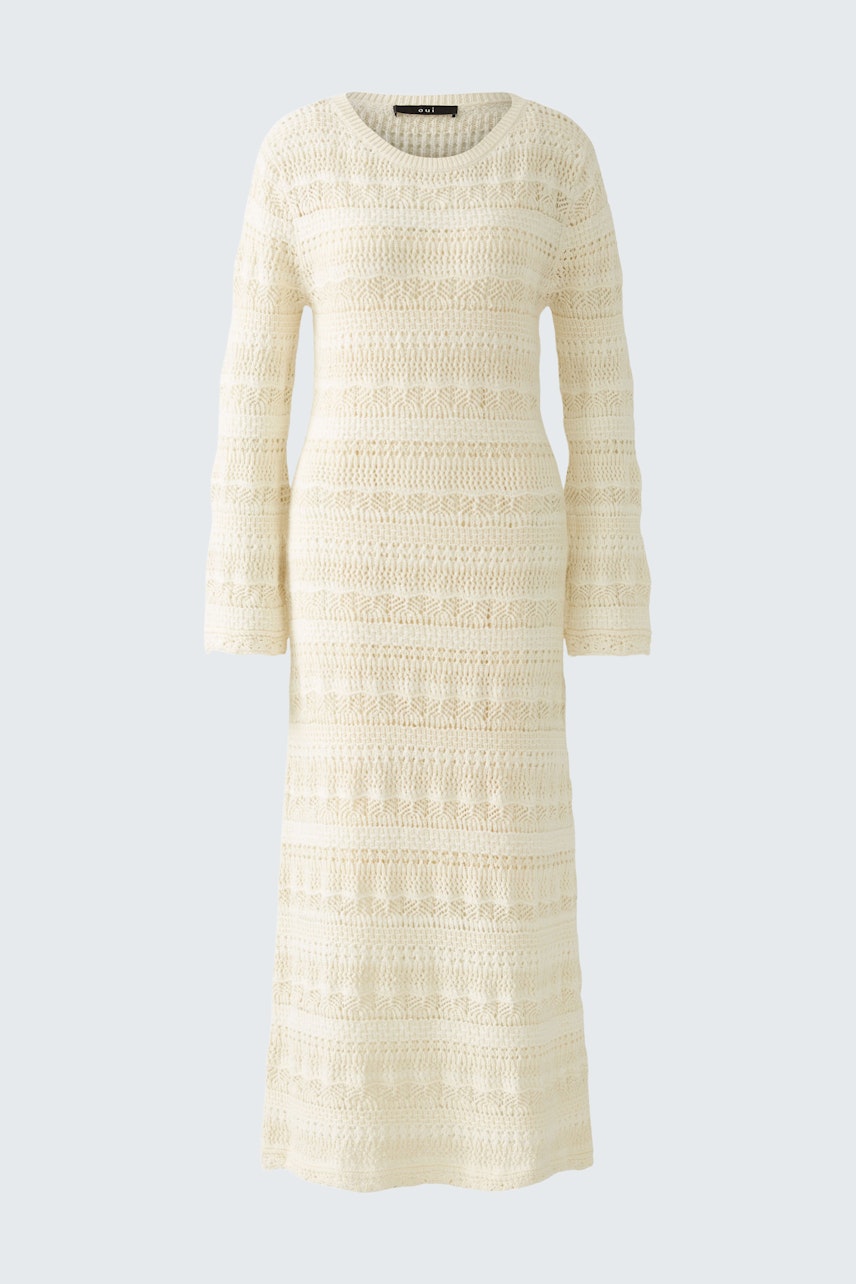 Elegantes Strickkleid: Langes, cremefarbenes Kleid mit feiner Struktur und lässigem Schnitt.