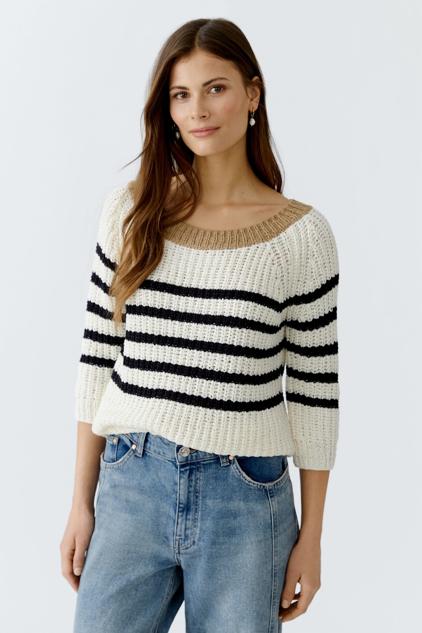 Damen-Pullover: Frau in gestreiftem, lässigem Pullover mit weitem Ausschnitt und lockerer Passform.