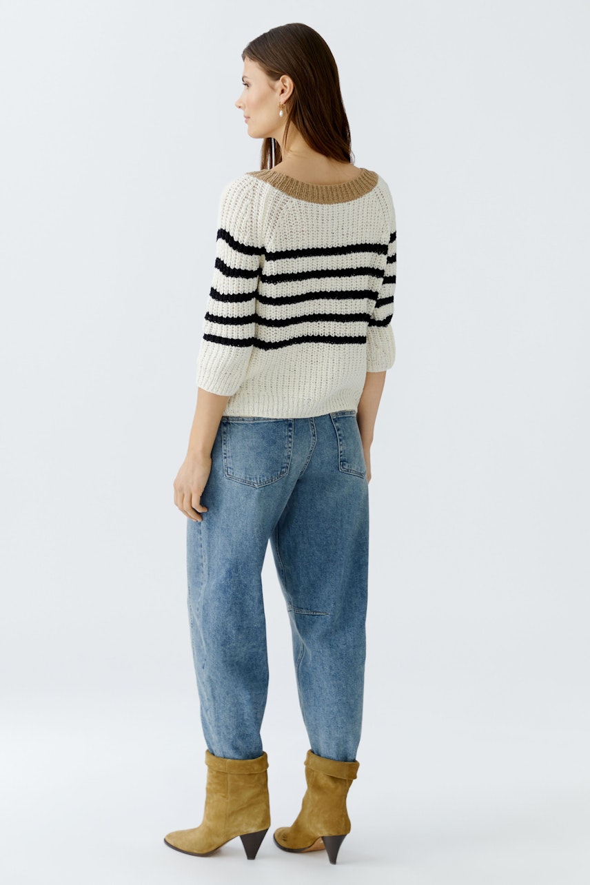 Damen-Pullover: Frau in gestreiftem Strickpullover mit 3/4-Ärmeln und lässigen Jeans.
